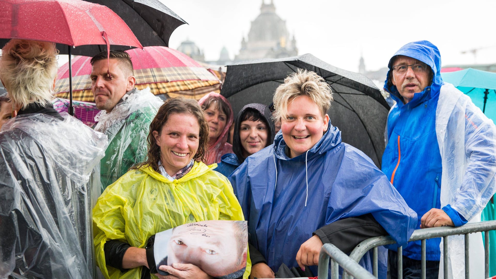 Mit Schirm zur Kaisermania (Archivbild): In den vergangenen Jahren haben Roland-Kaiser-Fans bewiesen, dass sie sich von Regen nicht die Laune verderben lassen.