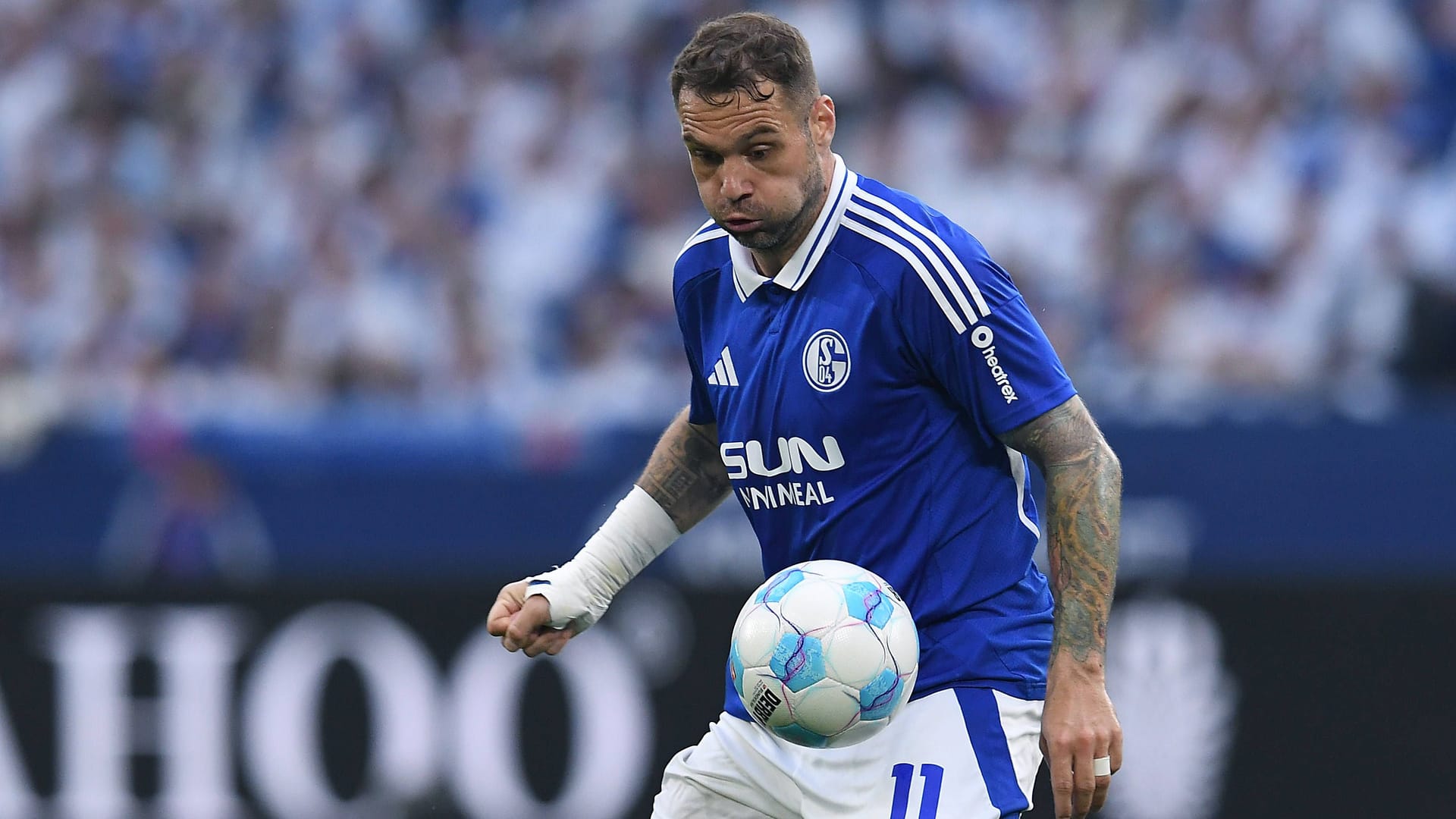 Pierre-Michel Lasogga, hier für Schalke im Endspurt der vergangenen Saison am Ball: Jetzt trug der Angreifer erneut das königsblaue Trikot.