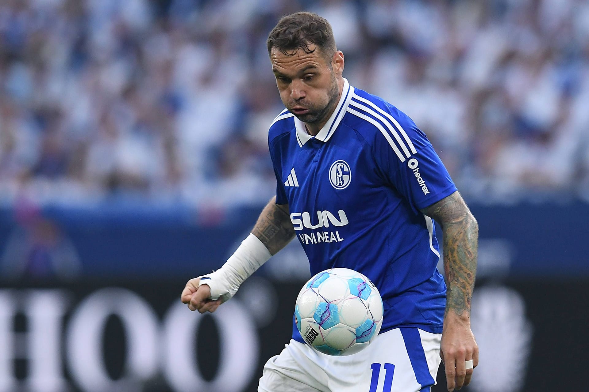 Pierre-Michel Lasogga, hier für Schalke im Endspurt der vergangenen Saison am Ball: Jetzt trug der Angreifer erneut das königsblaue Trikot.