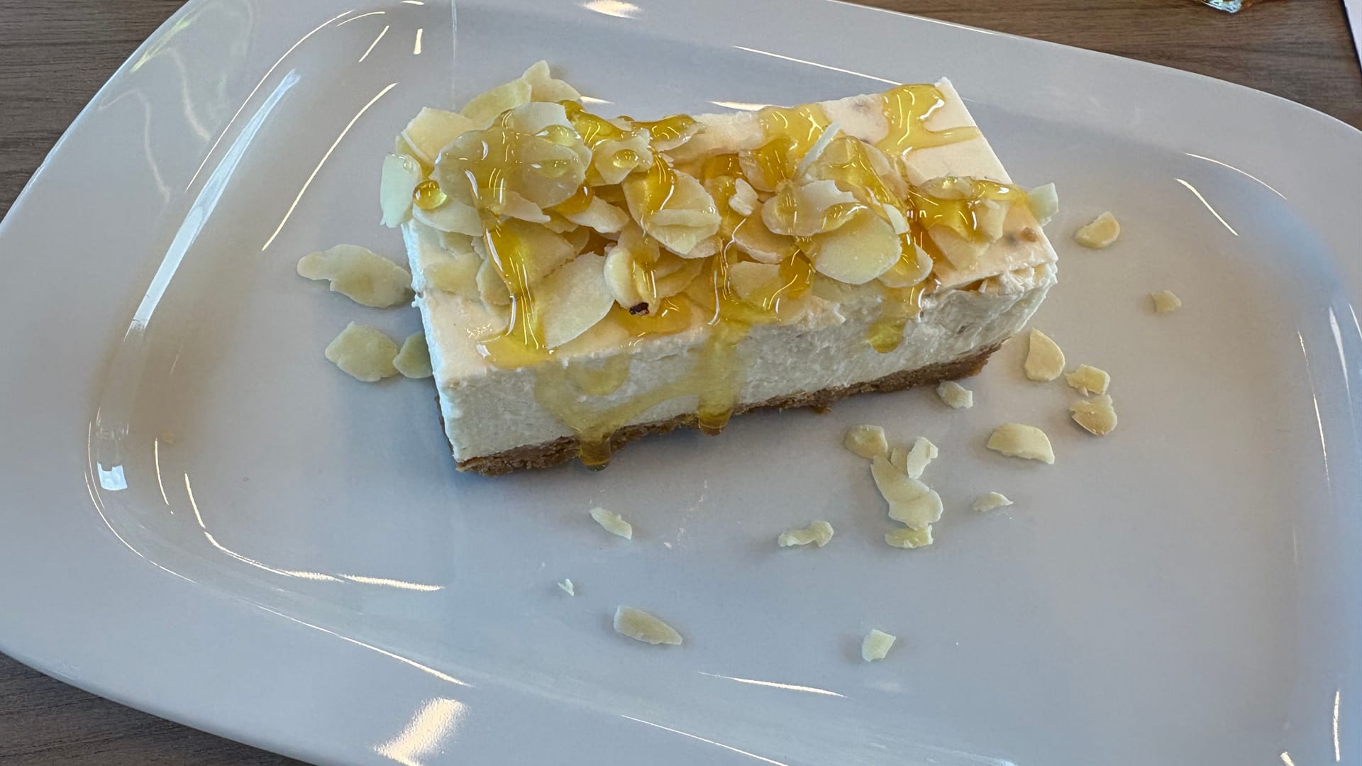 Der Lemon-Cheesecake im Bordbistro: Der Kuchen wird mit Mandeln und Honig serviert.