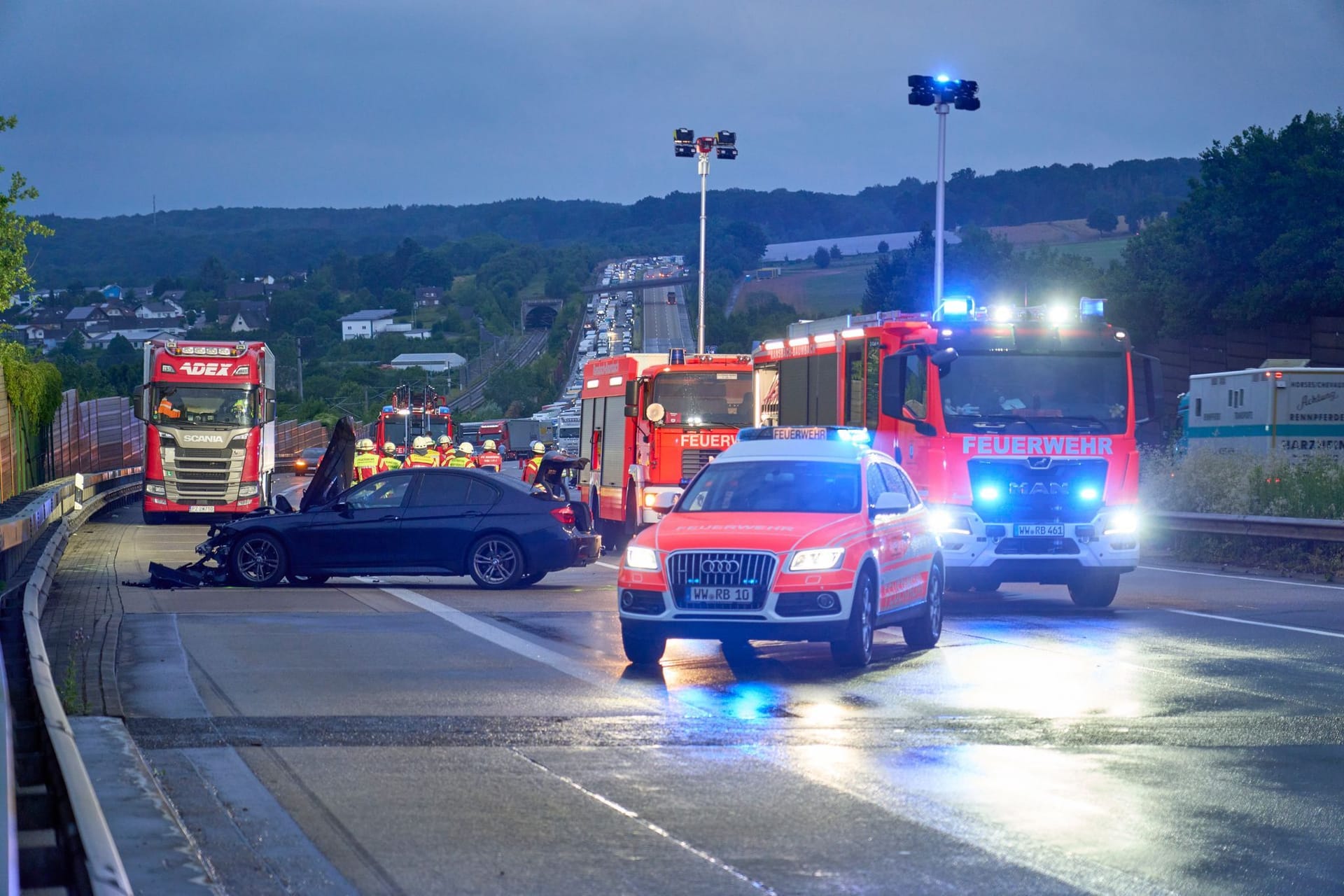 Einsatzkräfte auf der A3: Nach einem schweren Verkehrsunfall in der Nacht ist die Autobahn zwischen Dierdorf und Ransbach-Baumbach in Fahrtrichtung Frankfurt voll gesperrt.