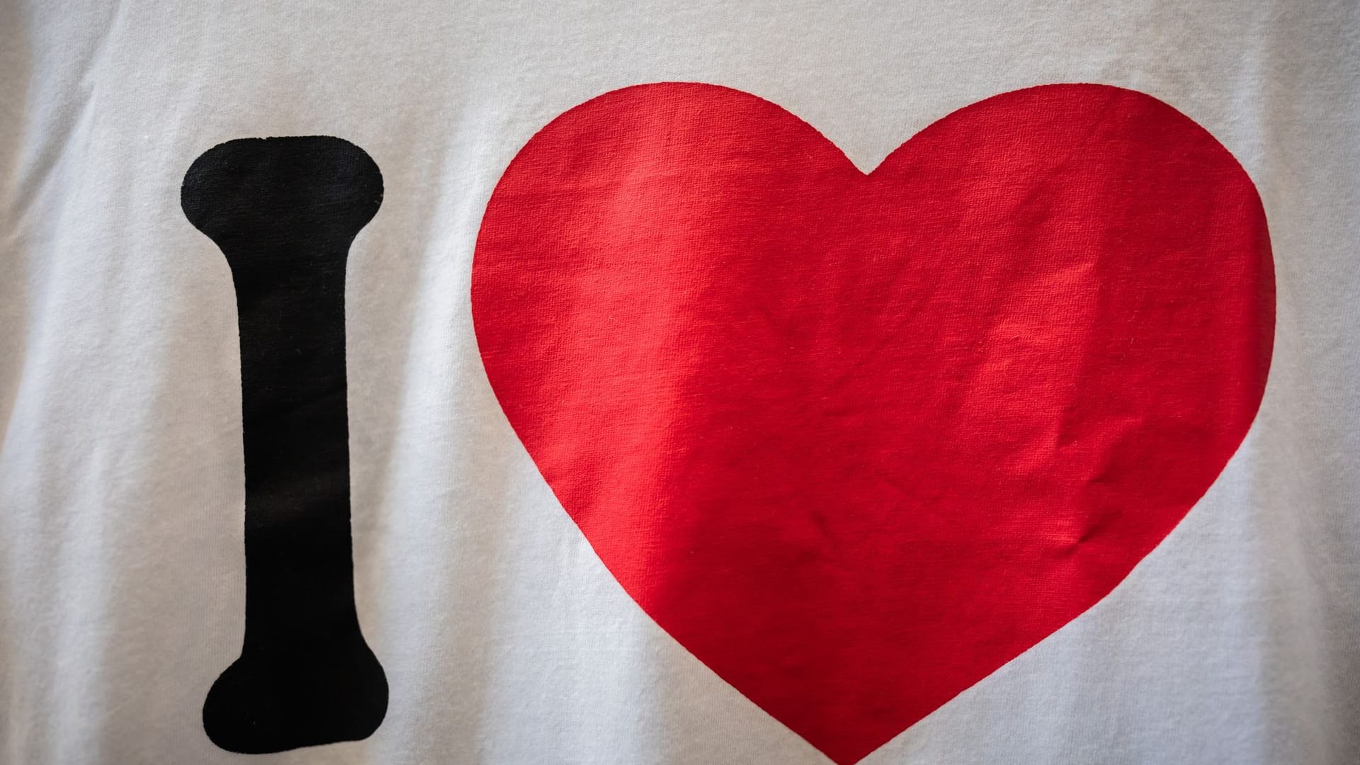 «I love»-Symbol auf Bekleidung