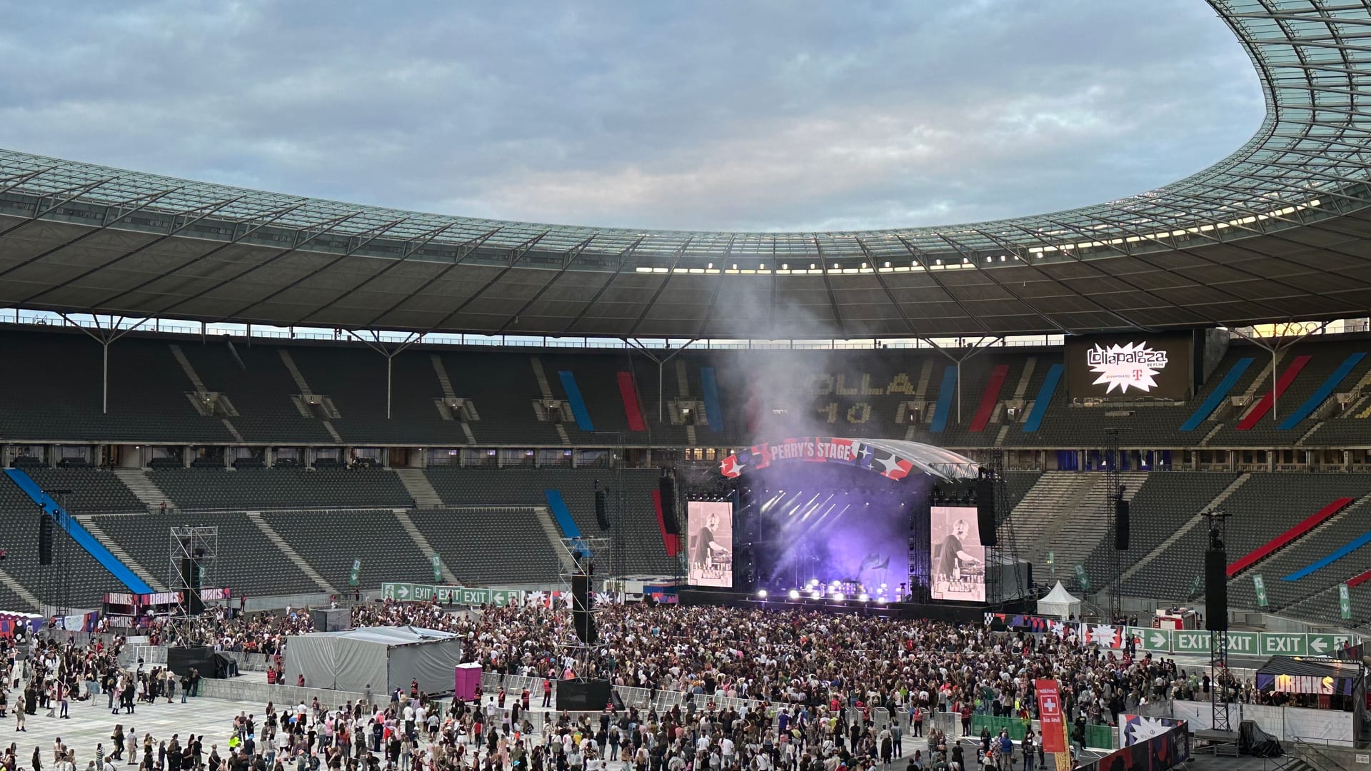 Brutalismus 3000 im Olympiastadion: Das Berliner DJ-Duo konnte nicht so viele Zuschauer wie J-Hope ziehen.