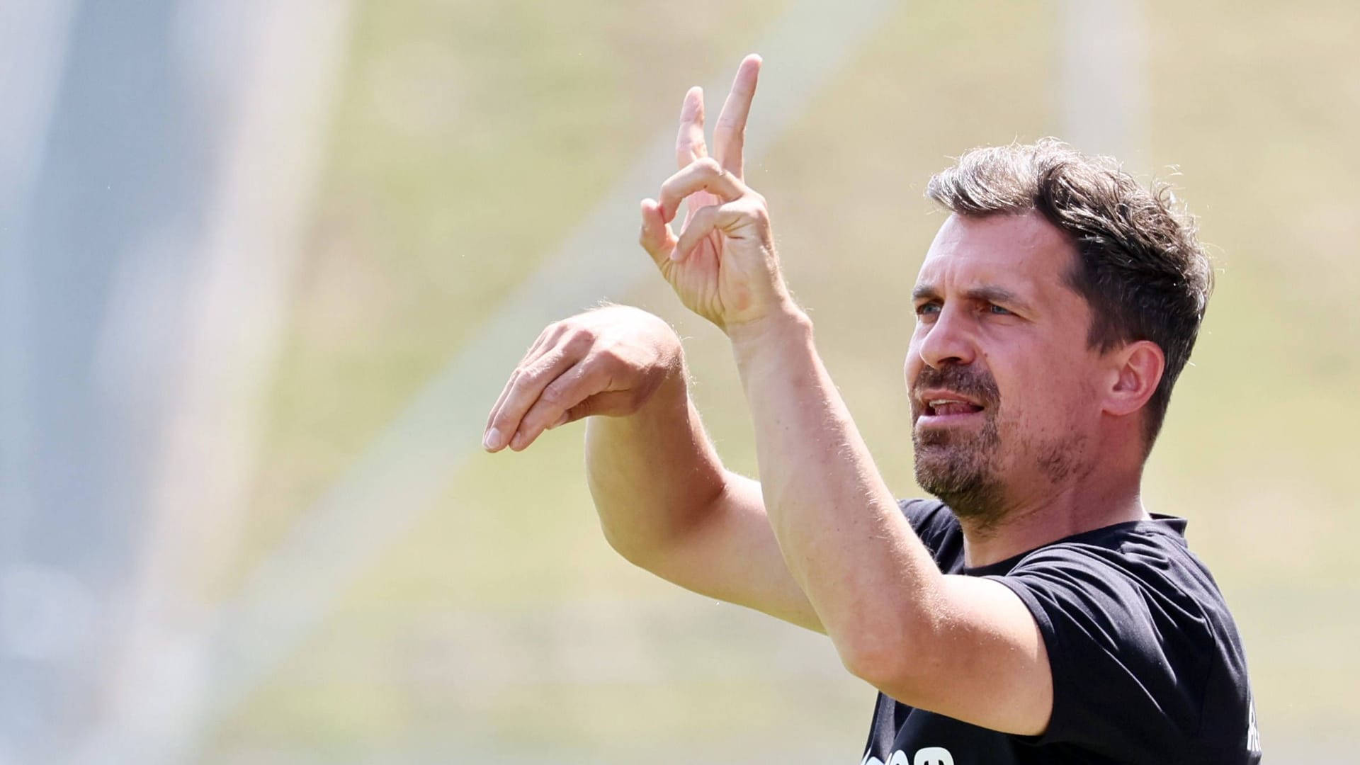 Stamm mit Anweisungen an der Seitenlinie (Symbolfoto): Auf die muss er für ein Dynamo-Freundschasftsspiel verzichten.