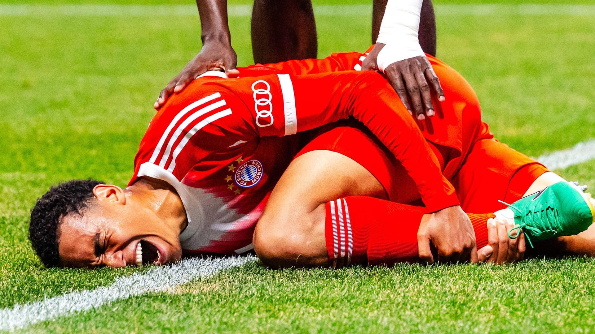 Jamal Musiala am Boden: Der Nationalspieler des FC Bayern verletzt sich am Bein.