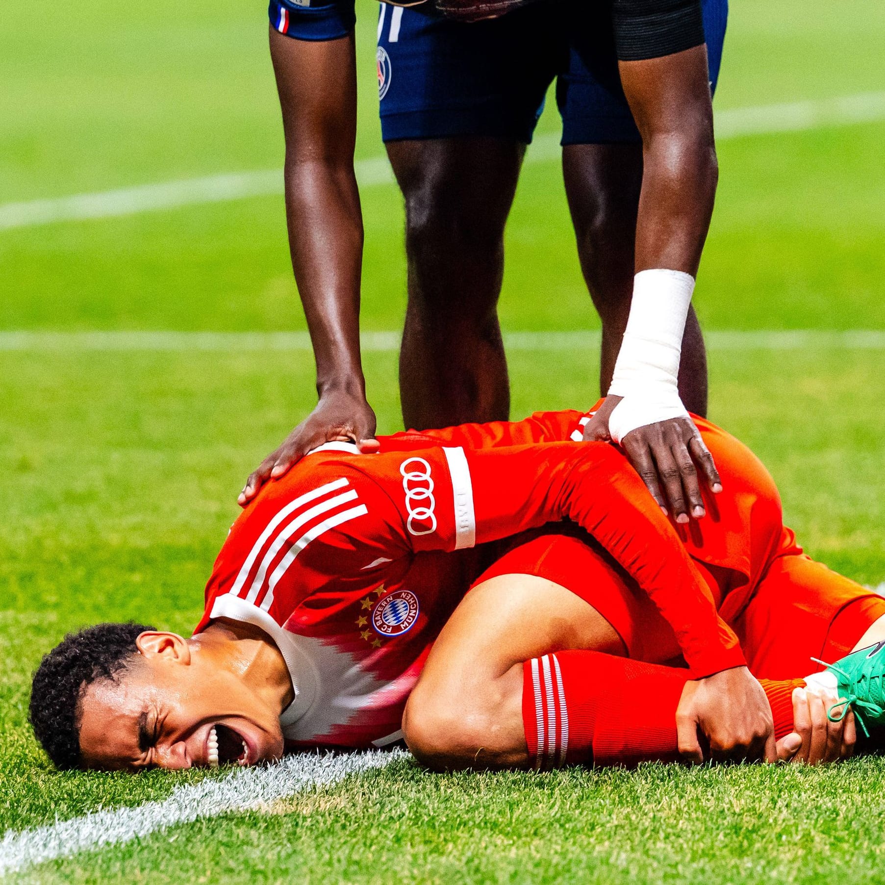 Jamal Musiala am Boden: Der Nationalspieler des FC Bayern verletzt sich am Bein.