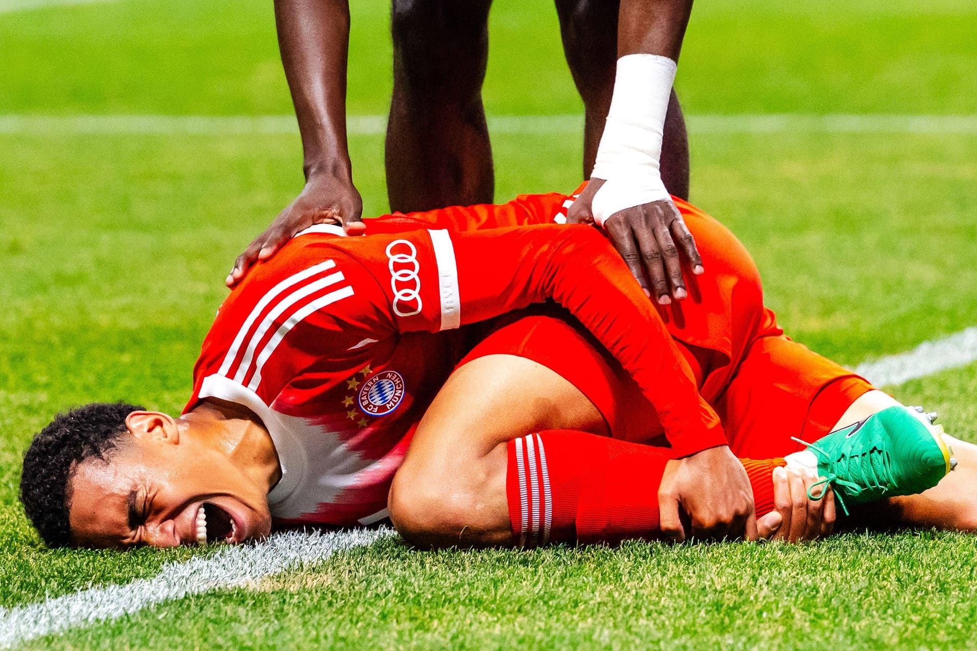 Jamal Musiala am Boden: Der Nationalspieler des FC Bayern verletzt sich am Bein.