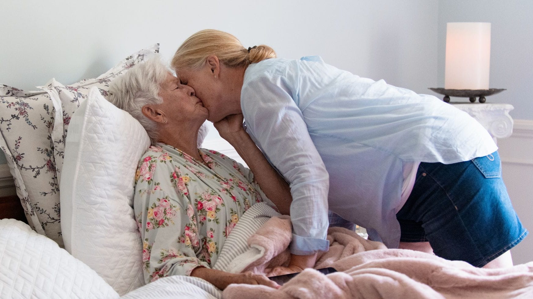 Tochter pflegt ihre Mutter: Wer pflegebedürftige Angehörige zu Hause betreut, sollte einen guten Plan haben. Tochter pflegt ihre Mutter: Wer pflegebedürftige Angehörige zu Hause betreut, sollte einen guten Plan haben.