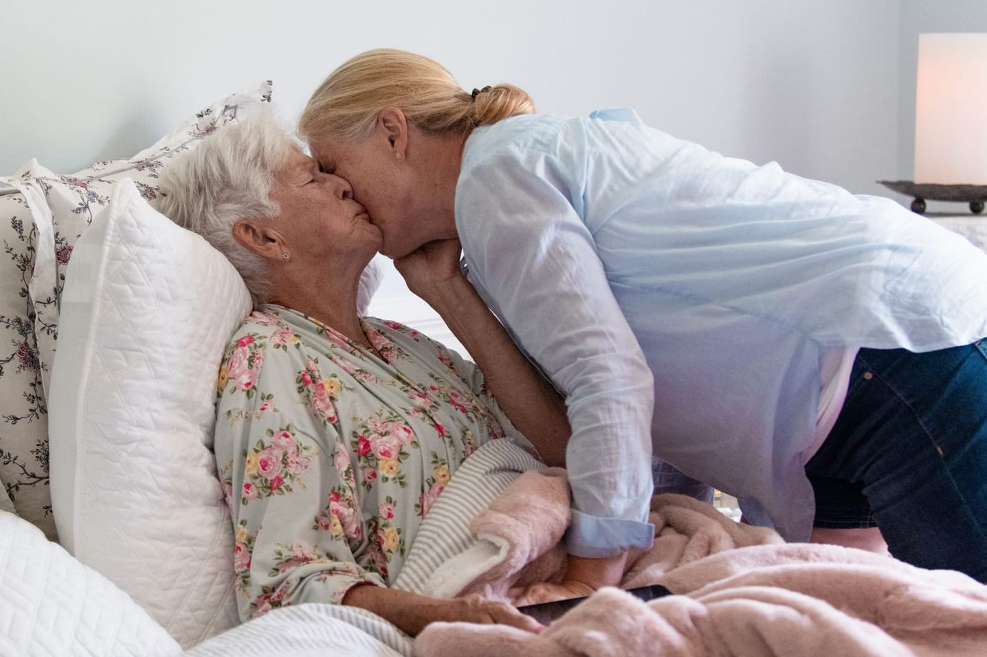 Tochter pflegt ihre Mutter: Wer pflegebedürftige Angehörige zu Hause betreut, sollte einen guten Plan haben.