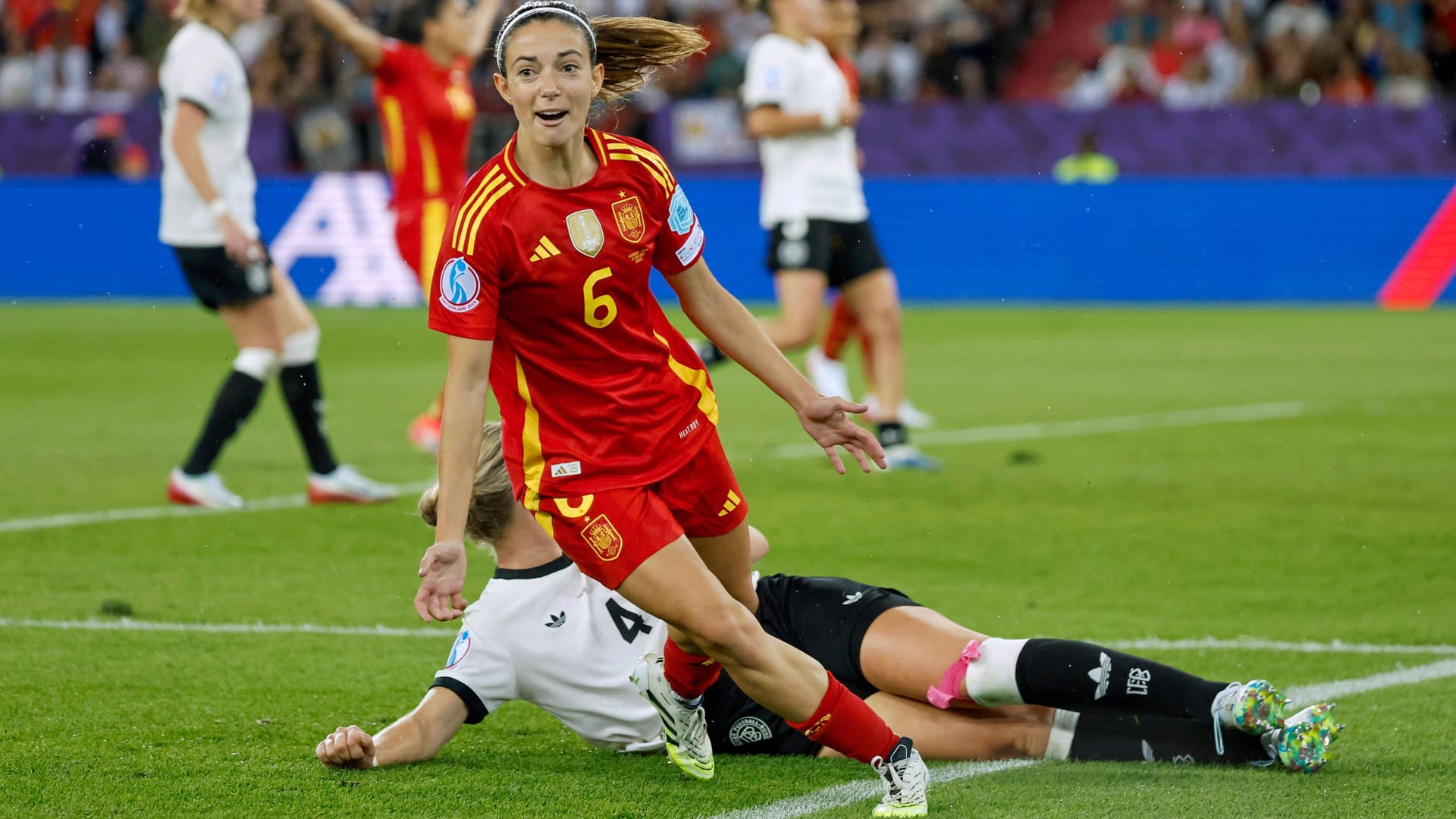Weltfußballerin als Matchwinnerin: Aitana Bonmatí dreht nach ihrem Siegtor jubelnd ab.