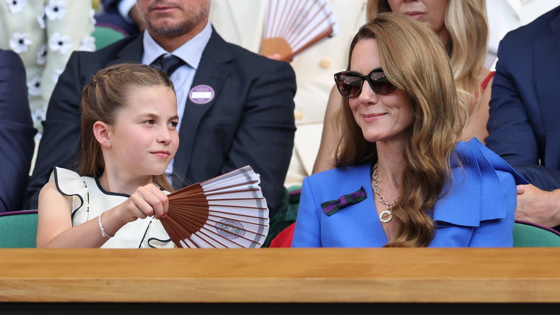 Prinzessin Charlotte fächert ihrer Mutter Kate Luft zu.