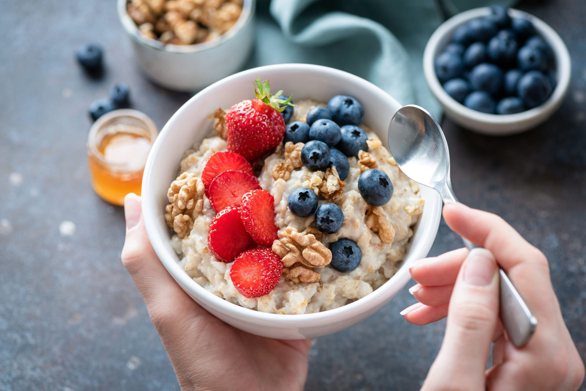 Porridge mit Beeren und Walnüssen: Superfoods müssen nicht von weit weg kommen.