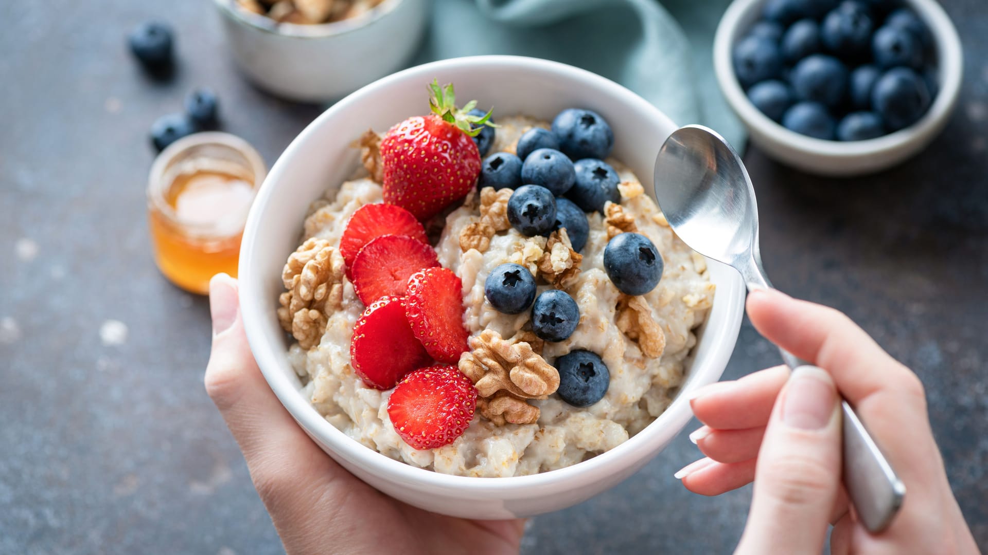 Porridge mit Beeren und Walnüssen: Superfoods müssen nicht von weit weg kommen.