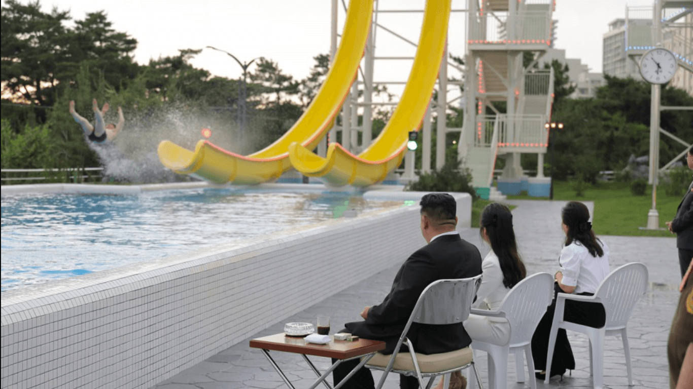 Kim Jong Un und seine Tochter beobachten, wie ein Mann eine Wasserrutsche im neuen Mega-Ressort an der Ostküste von Nordkorea ausprobiert.