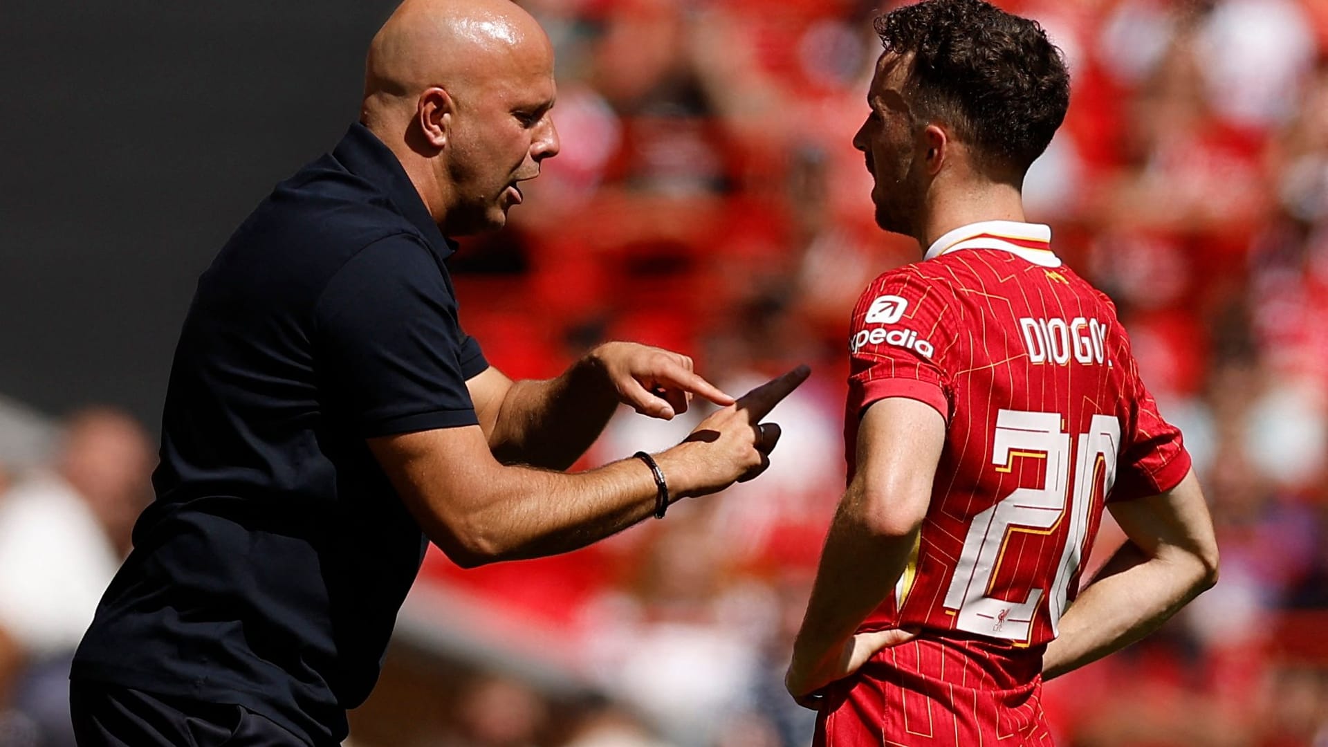 Liverpool-Coach Arne Slot (l.) gibt seinem Stürmer Anweisungen.