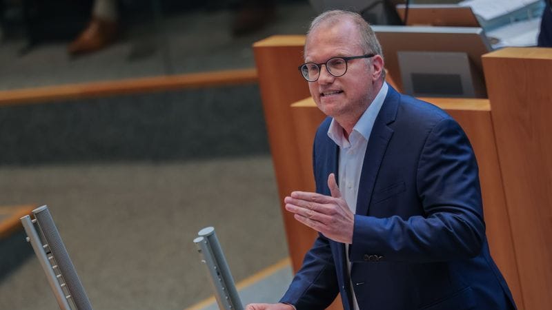 NRW-Landtag: Jochen Ott, Vorsitzender der SPD-Fraktion in Nordrhein-Westfalen und Oppositionsführer, spricht während der Plenarsitzung. NRW-Landtag: Jochen Ott, Vorsitzender der SPD-Fraktion in Nordrhein-Westfalen und Oppositionsführer, spricht während der Plenarsitzung.