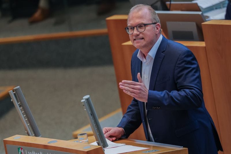 NRW-Landtag: Jochen Ott, Vorsitzender der SPD-Fraktion in Nordrhein-Westfalen und Oppositionsführer, spricht während der Plenarsitzung.