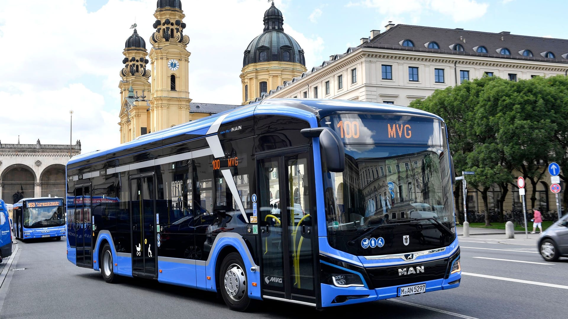 Ein Elektrobus in München: Bis 2035 soll die komplette Flotte der MVG klimaneutral sein. Ein Elektrobus in München: Bis 2035 soll die komplette Flotte der MVG klimaneutral sein.
