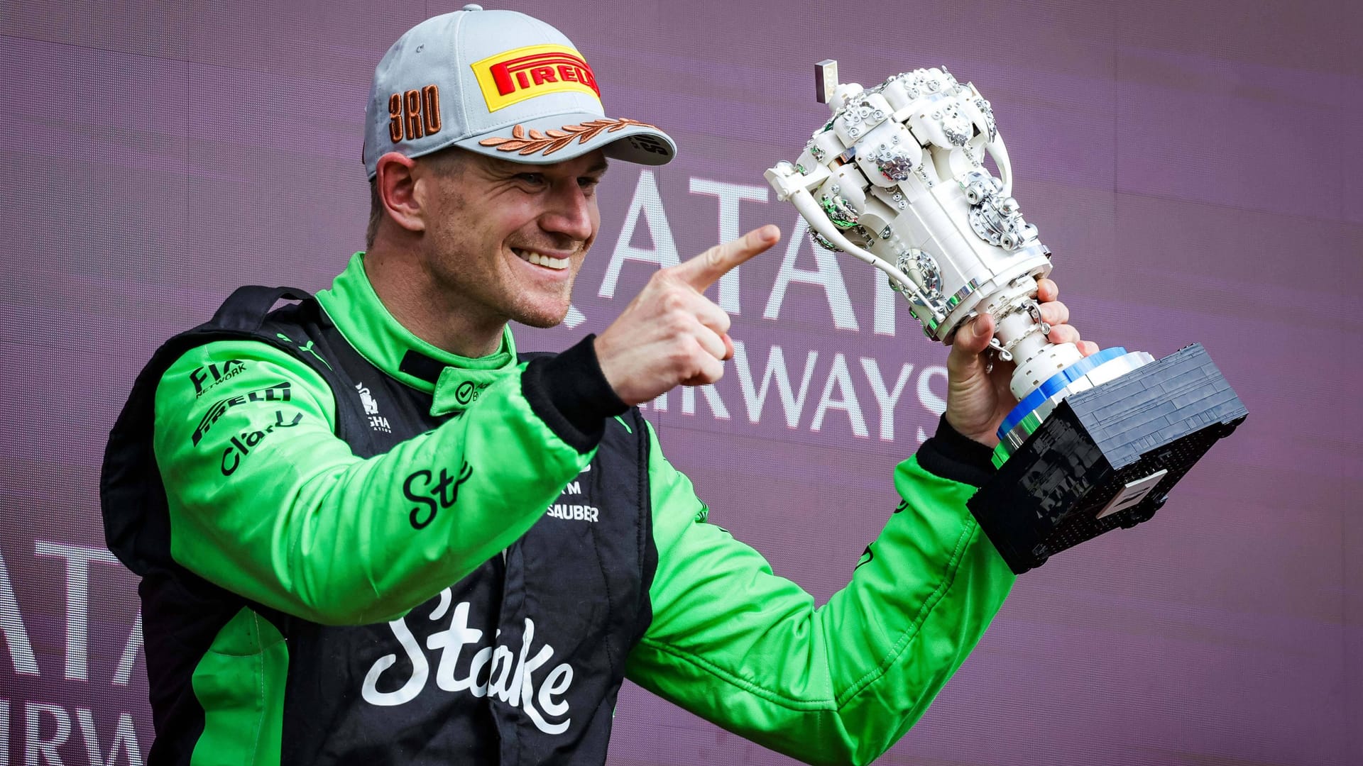 Nico Hülkenberg jubelt mit Pokal: Es ist das erste Mal in seiner Formel-1-Karriere.