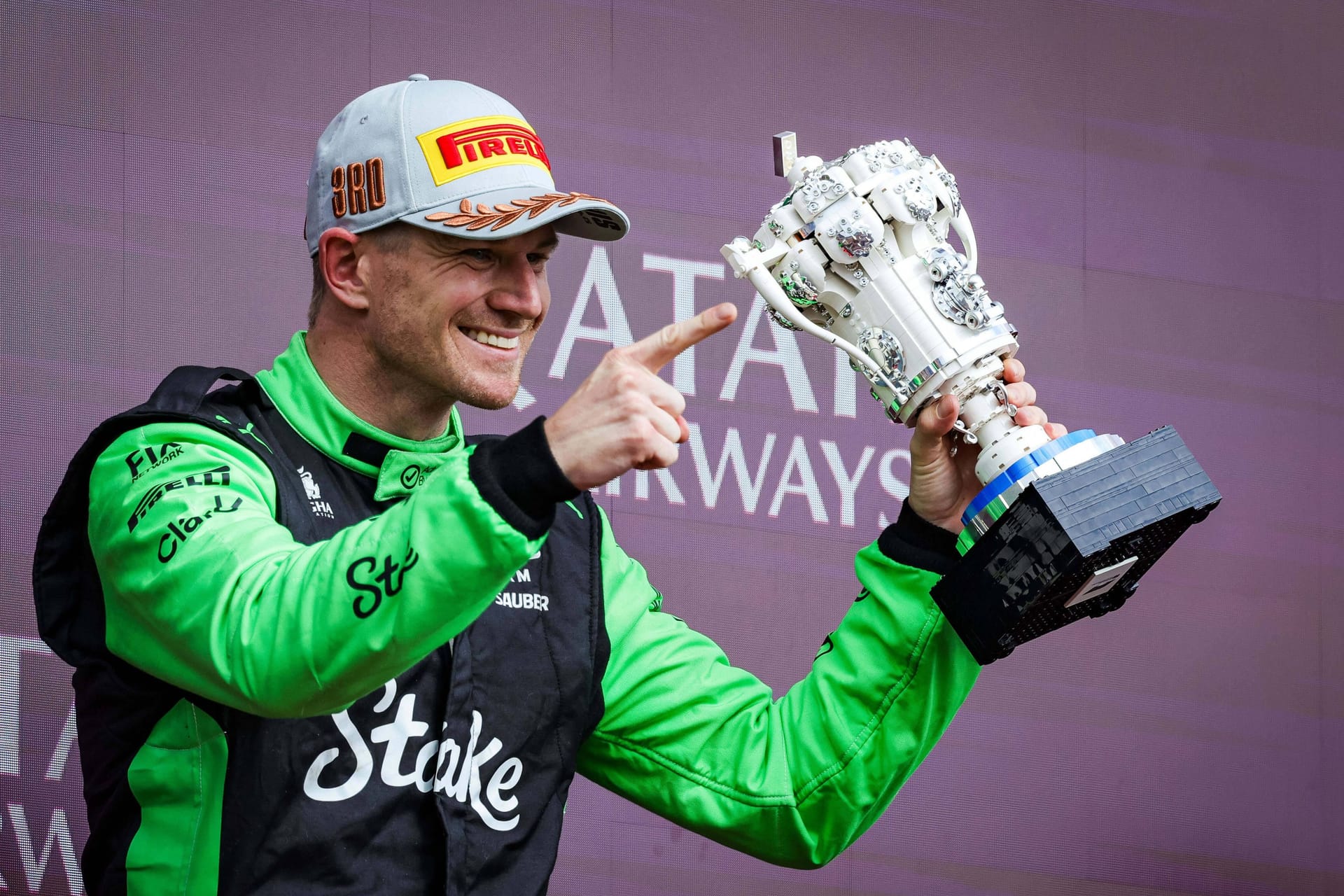 Nico Hülkenberg jubelt mit Pokal: Es ist das erste Mal in seiner Formel-1-Karriere.