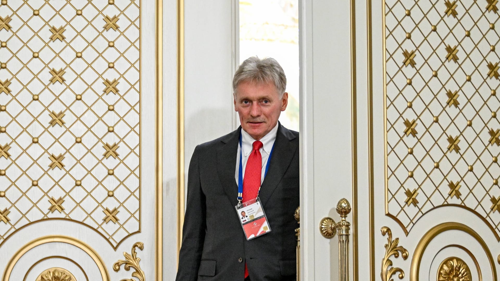 Kremlsprecher Dmitry Peskow bei einem Staatsbesuch in Belarus (Archivbild).
