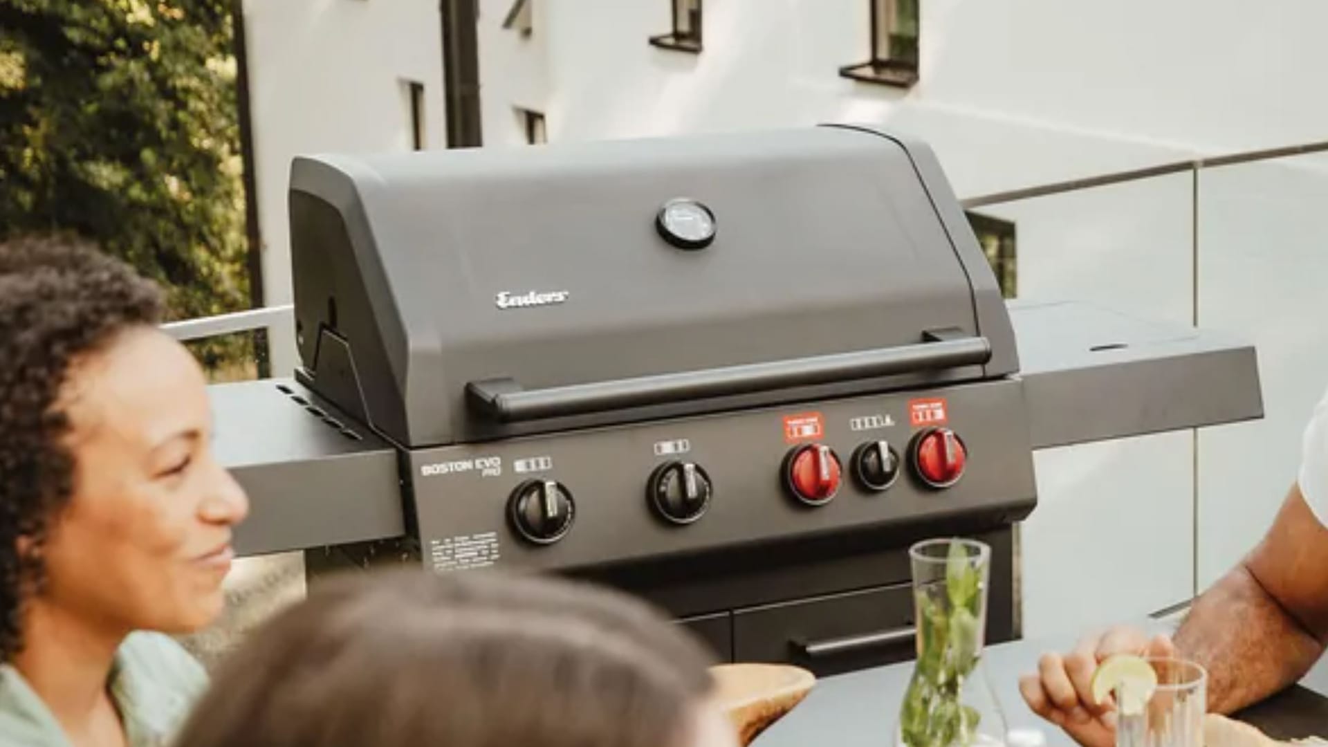 Mit der doppelten Turbo-Zone und einem emaillierten Gussrost wird jeder Grillabend zu einem besonderen Erlebnis. Mit der doppelten Turbo-Zone und einem emaillierten Gussrost wird jeder Grillabend zu einem besonderen Erlebnis.