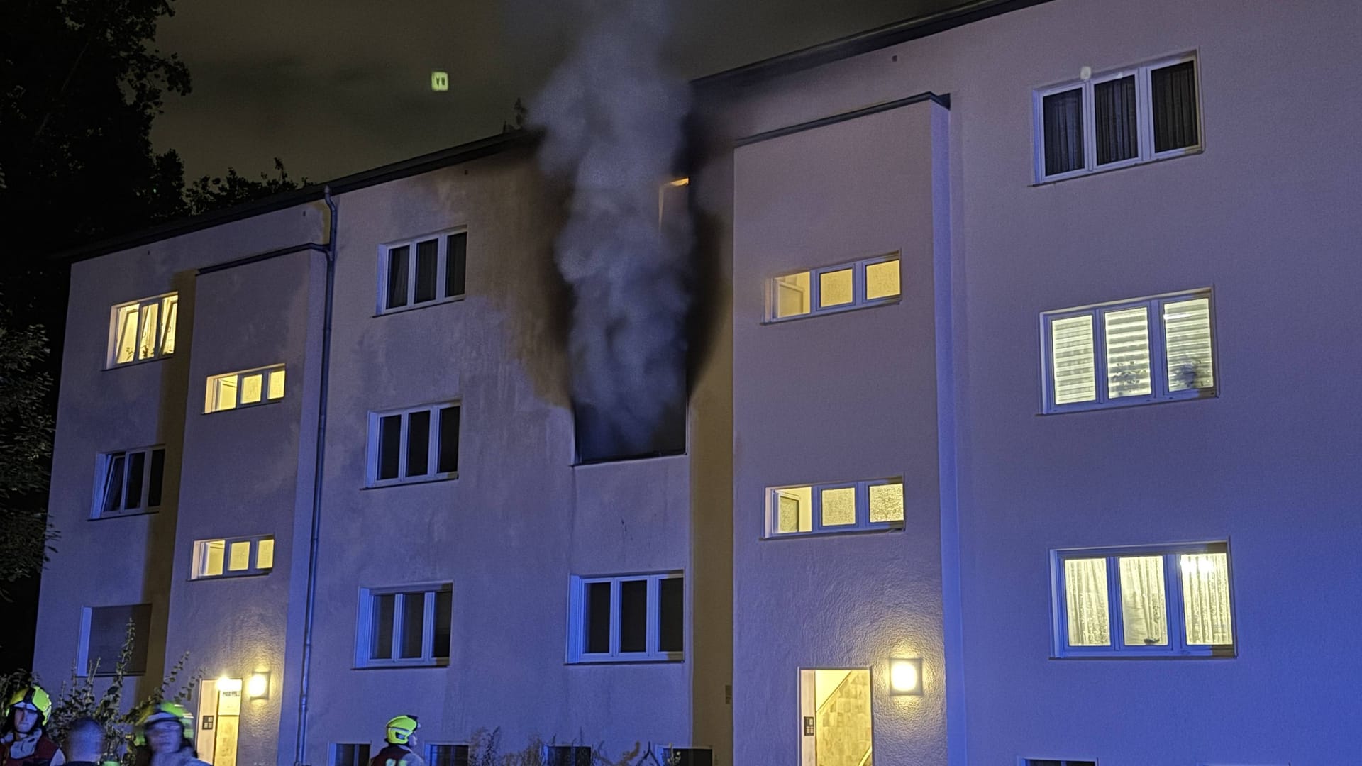 Qualm steigt aus einer brennenden Wohnung auf: Die Feuerwehr entdeckte eine tote Person in der Wohnung.