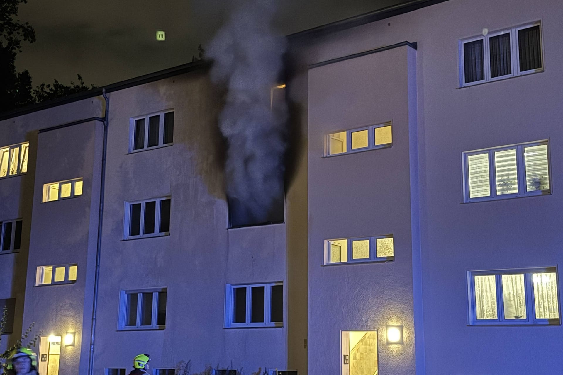 Qualm steigt aus einer brennenden Wohnung auf: Die Feuerwehr entdeckte eine tote Person in der Wohnung.