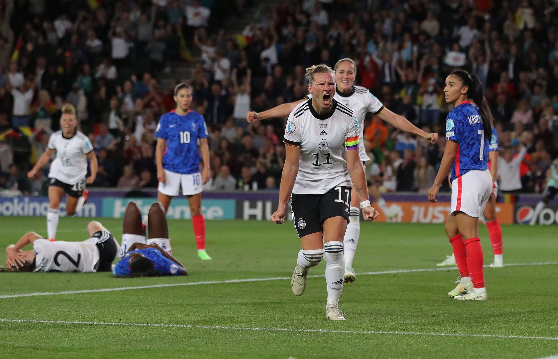 Alexandra Popp (M.): Sie schoss Deutschland zum 2:1-Sieg.