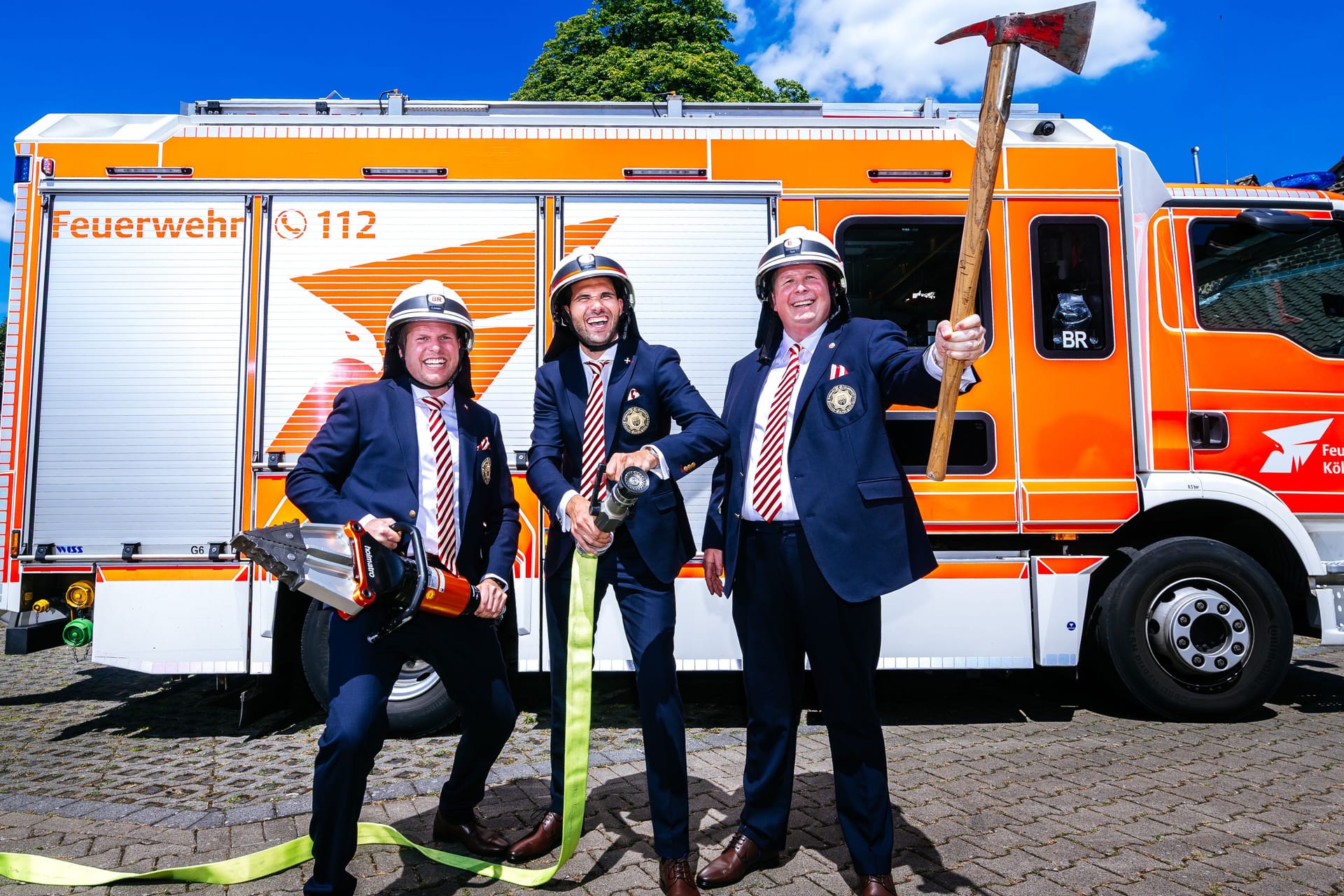 Das designierte Kölner Dreigestirn 2026 (v.l.n.r.): Jungfrau Aenne (Stefan Blatt), Prinz Karneval Niklas I. (Niklas Jüngling) und Bauer Clemens (Clemens von Blanckart)