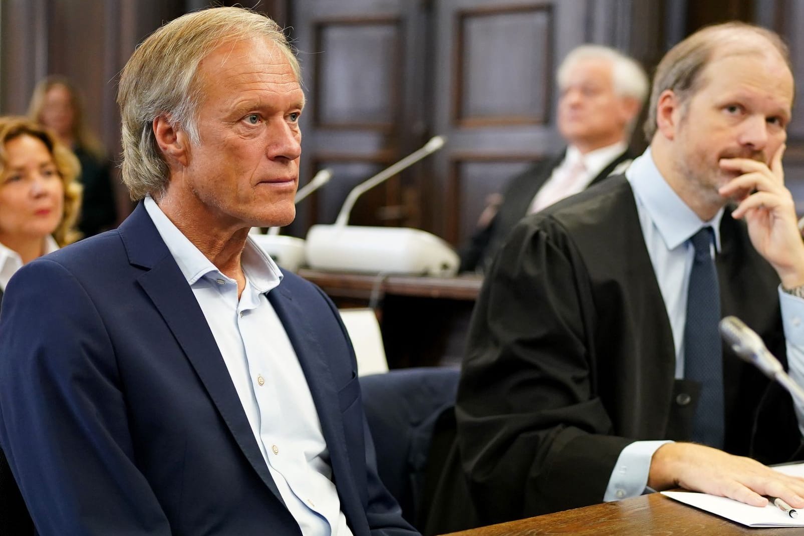 Stoischer Blick zur Richterbank: Gerhard Delling neben seinem Anwalt David Rieks.
