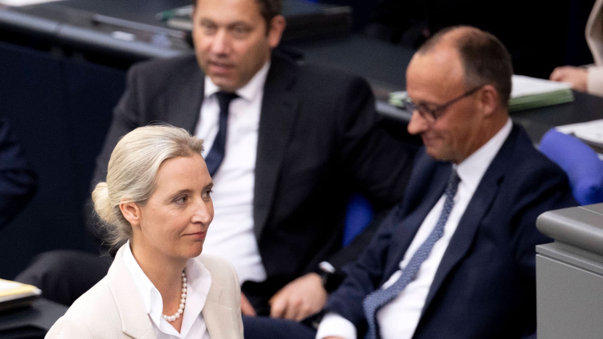 Alice Weidel (v.) läuft im Bundestag an Friedrich Merz (r.) und Lars Klingbeil vorbei (Symbolbild): Union und SPD haben einen Unvereinbarkeitsbeschluss gegen die AfD. Alice Weidel (v.) läuft im Bundestag an Friedrich Merz (r.) und Lars Klingbeil vorbei (Symbolbild): Union und SPD haben einen Unvereinbarkeitsbeschluss gegen die AfD.