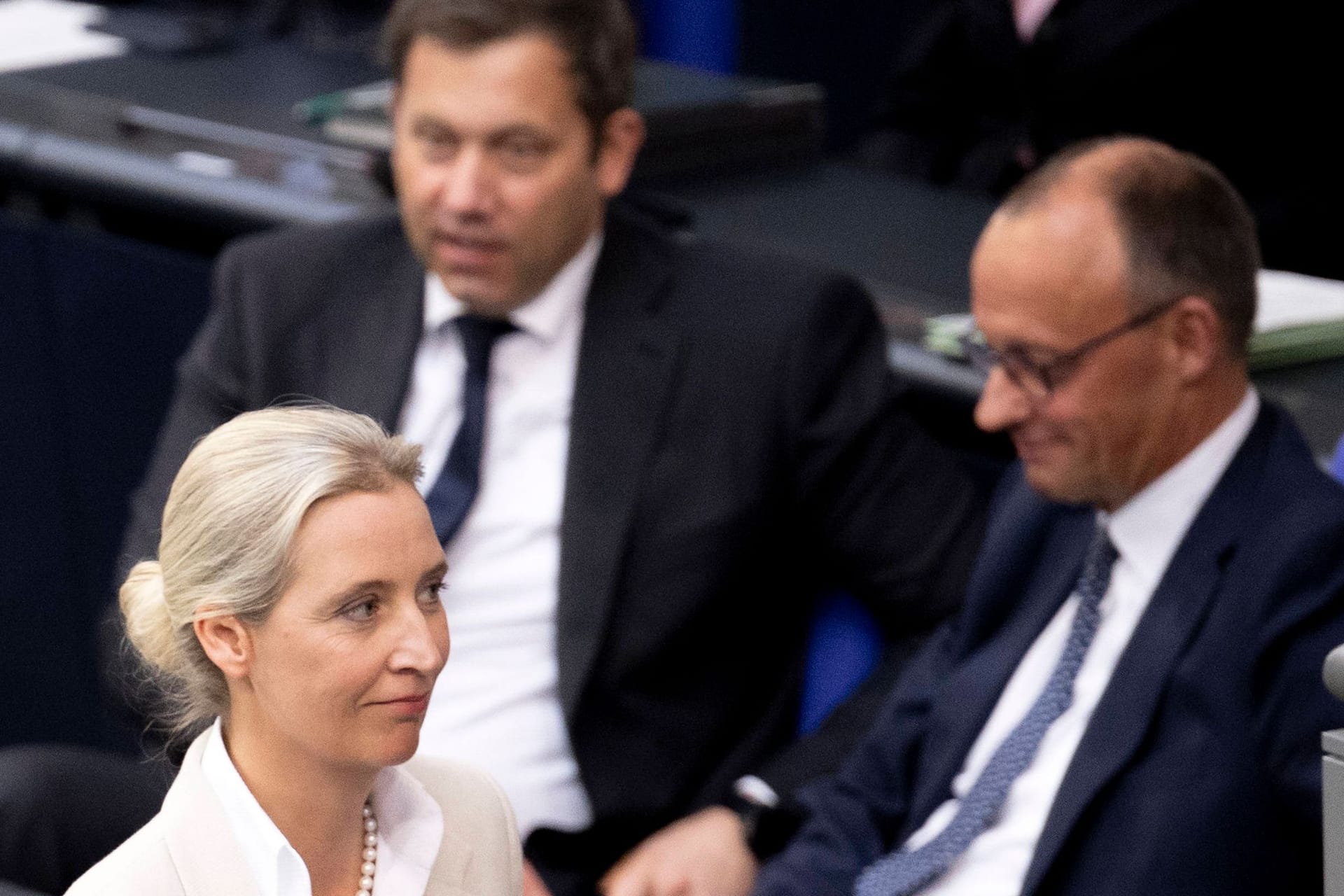 Alice Weidel (v.) läuft im Bundestag an Friedrich Merz (r.) und Lars Klingbeil vorbei (Symbolbild): Union und SPD haben einen Unvereinbarkeitsbeschluss gegen die AfD.