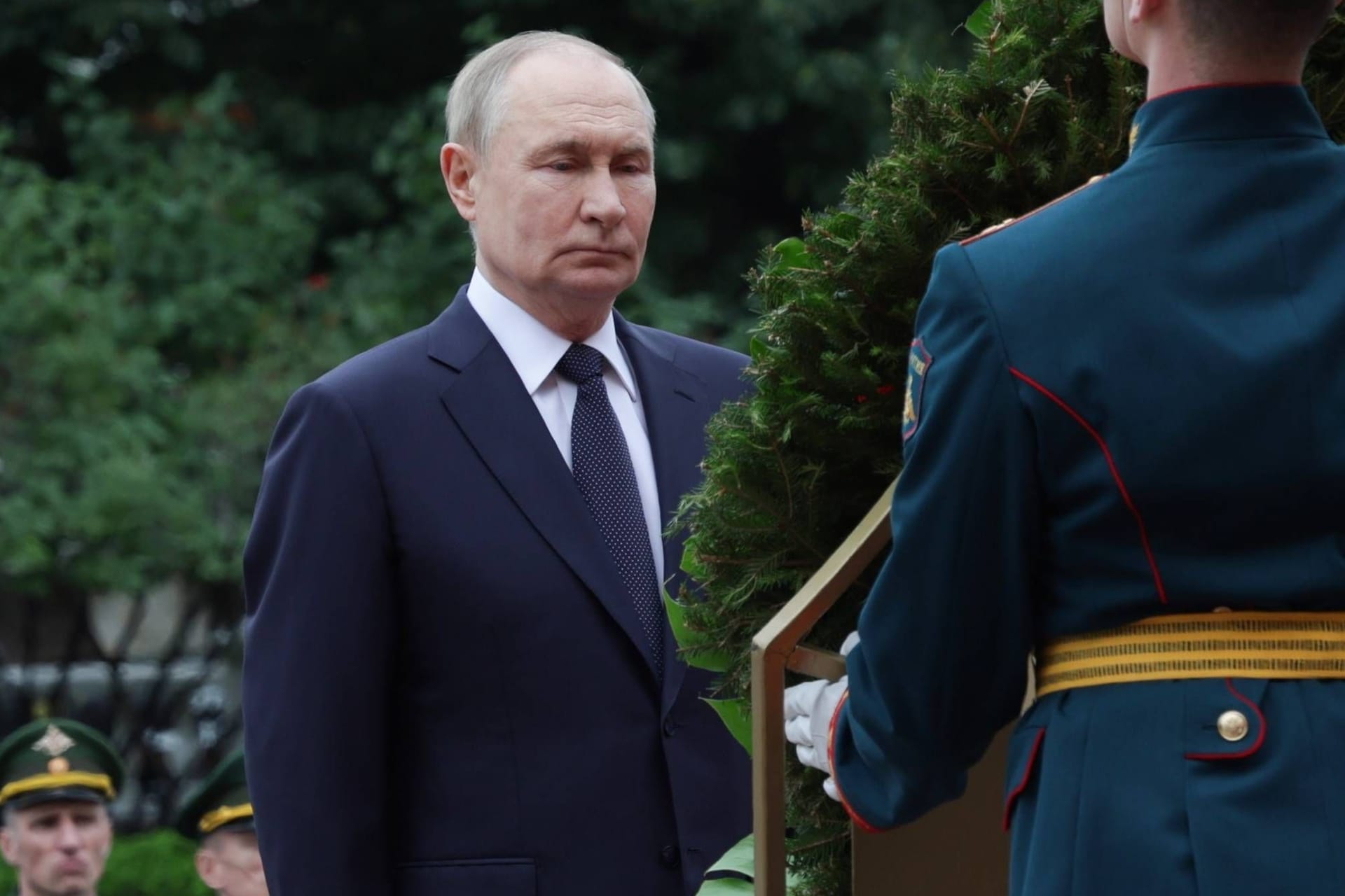 Der russische Präsident Wladimir Putin bei einer Zeremonie zur Kranzniederlegung am Grab des unbekannten Soldaten (Archivbild): Seinen Soldaten werden erneut schwere Kriegsverbrechen vorgeworfen.