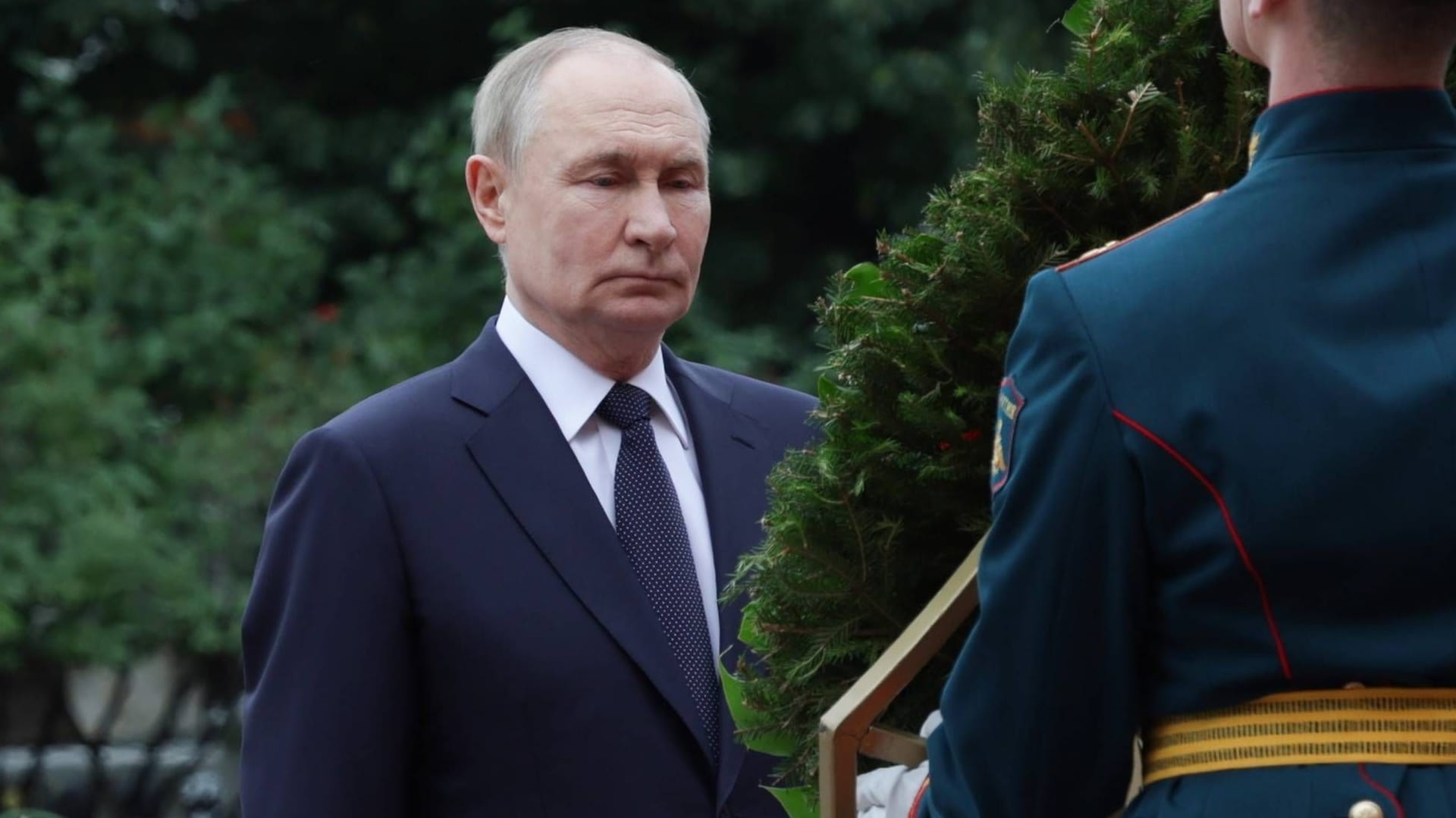 Der russische Präsident Wladimir Putin bei einer Zeremonie zur Kranzniederlegung am Grab des unbekannten Soldaten (Archivbild): Seinen Soldaten werden erneut schwere Kriegsverbrechen vorgeworfen.