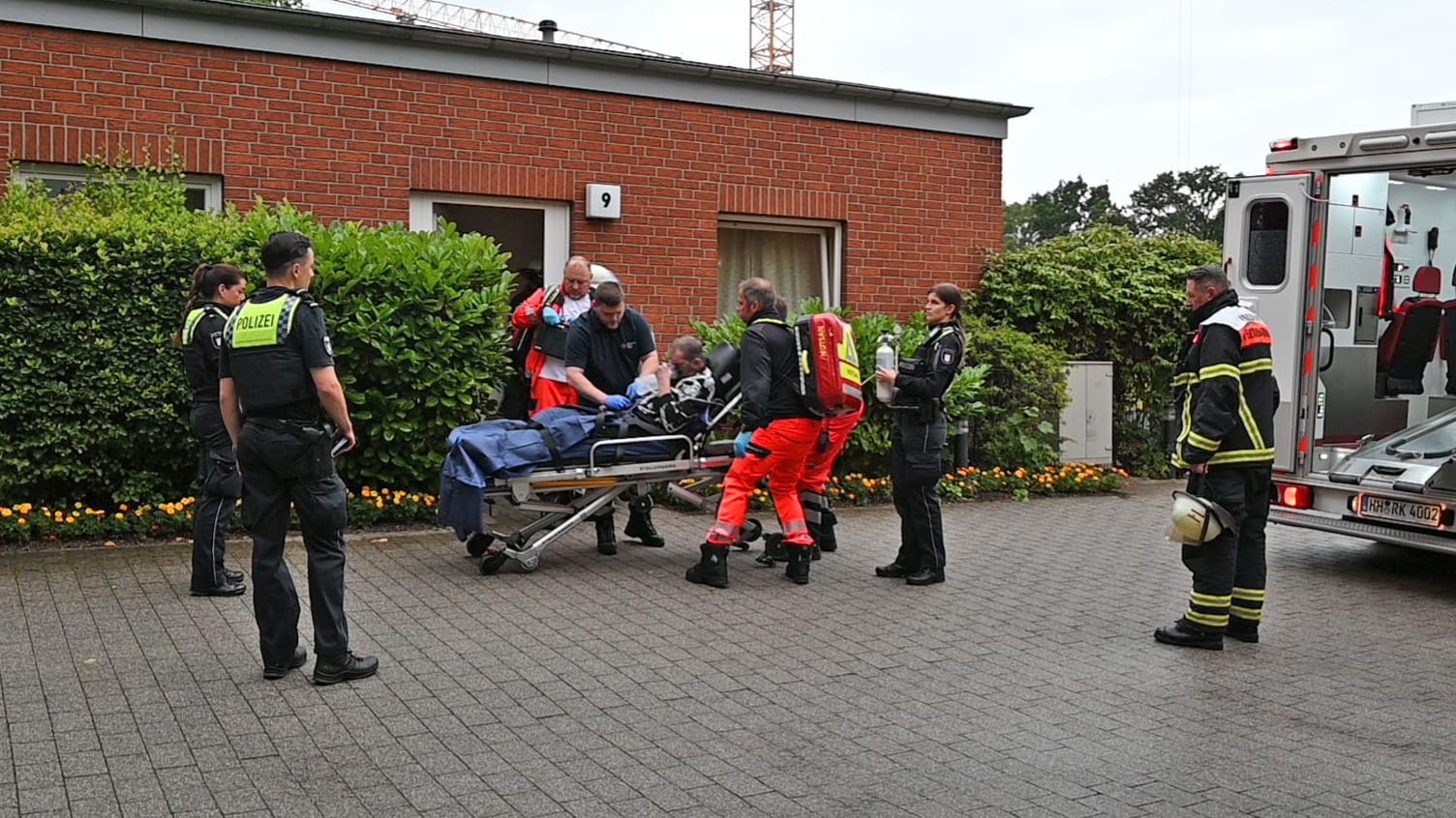 Ein 59 Jahre alter Bewohner der Seniorenwohnanlage St. Vinzenz in Hamburg-Eißendorf wird versorgt: Er hatte sich trotz Sauerstoffgerät eine Zigarette angezündet. Ein 59 Jahre alter Bewohner der Seniorenwohnanlage St. Vinzenz in Hamburg-Eißendorf wird versorgt: Er hatte sich trotz Sauerstoffgerät eine Zigarette angezündet.