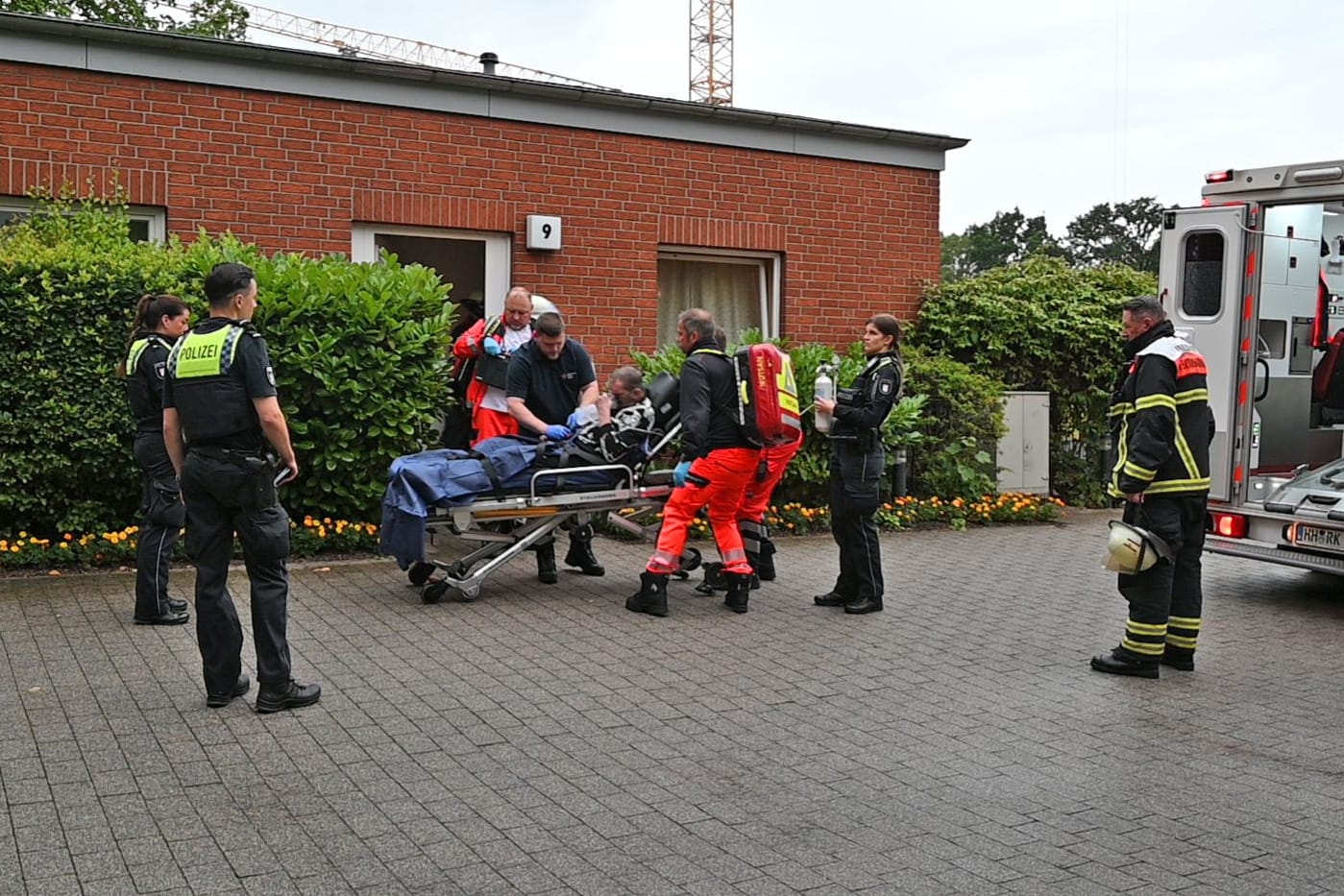 Ein 59 Jahre alter Bewohner der Seniorenwohnanlage St. Vinzenz in Hamburg-Eißendorf wird versorgt: Er hatte sich trotz Sauerstoffgerät eine Zigarette angezündet.