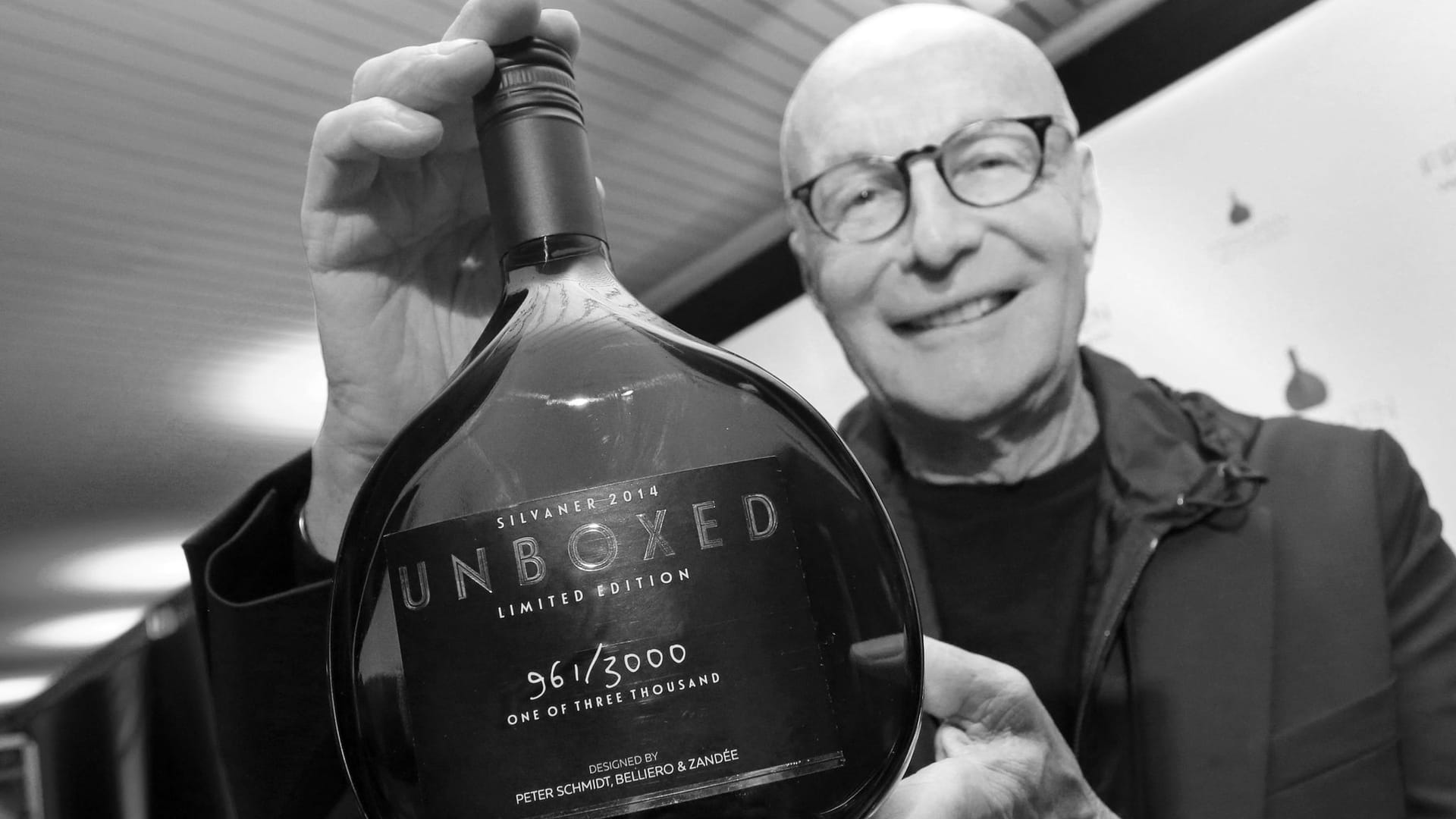 Peter Schmidt (Archivfoto): Der Hamburger Designer gestaltete auch Weinflaschen – hier die Sonderedition "Unboxed". Peter Schmidt (Archivfoto): Der Hamburger Designer gestaltete auch Weinflaschen – hier die Sonderedition "Unboxed".