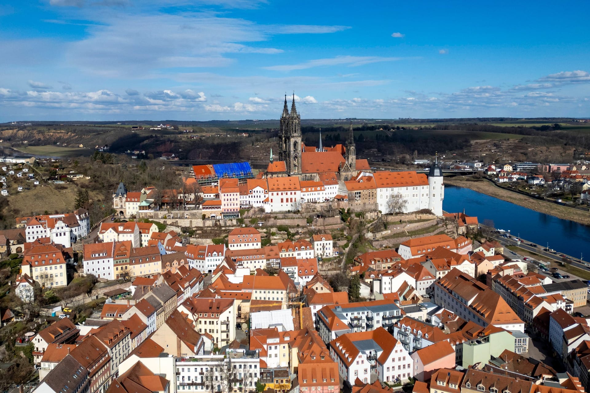 Blick auf die Meißner Altstadt (Symbolbild): Ein augenscheinlich alkoholisierter Mann hat dort am Dienstagmorgen einen Großeinsatz ausgelöst.