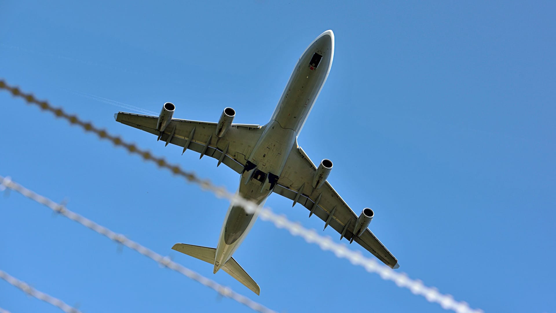 Lufthansa-Maschine über dem Flughafen Frankfurt (Symbolfoto): Ein Flug der Airline drehte über Großbritannien um – und machte sich auf zurück nach Hessen. Lufthansa-Maschine über dem Flughafen Frankfurt (Symbolfoto): Ein Flug der Airline drehte über Großbritannien um – und machte sich auf zurück nach Hessen.