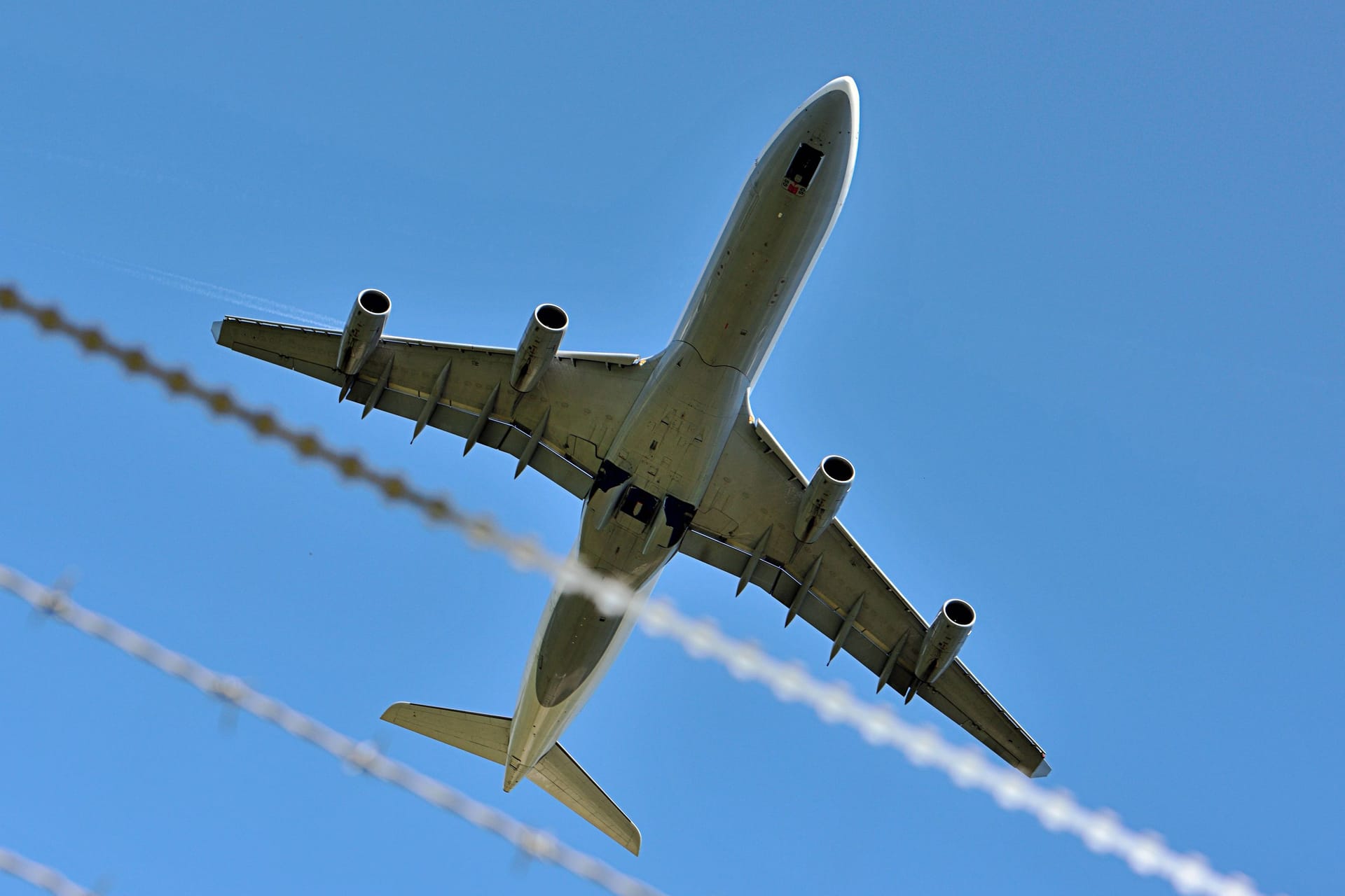 Lufthansa-Maschine über dem Flughafen Frankfurt (Symbolfoto): Ein Flug der Airline drehte über Großbritannien um – und machte sich auf zurück nach Hessen.