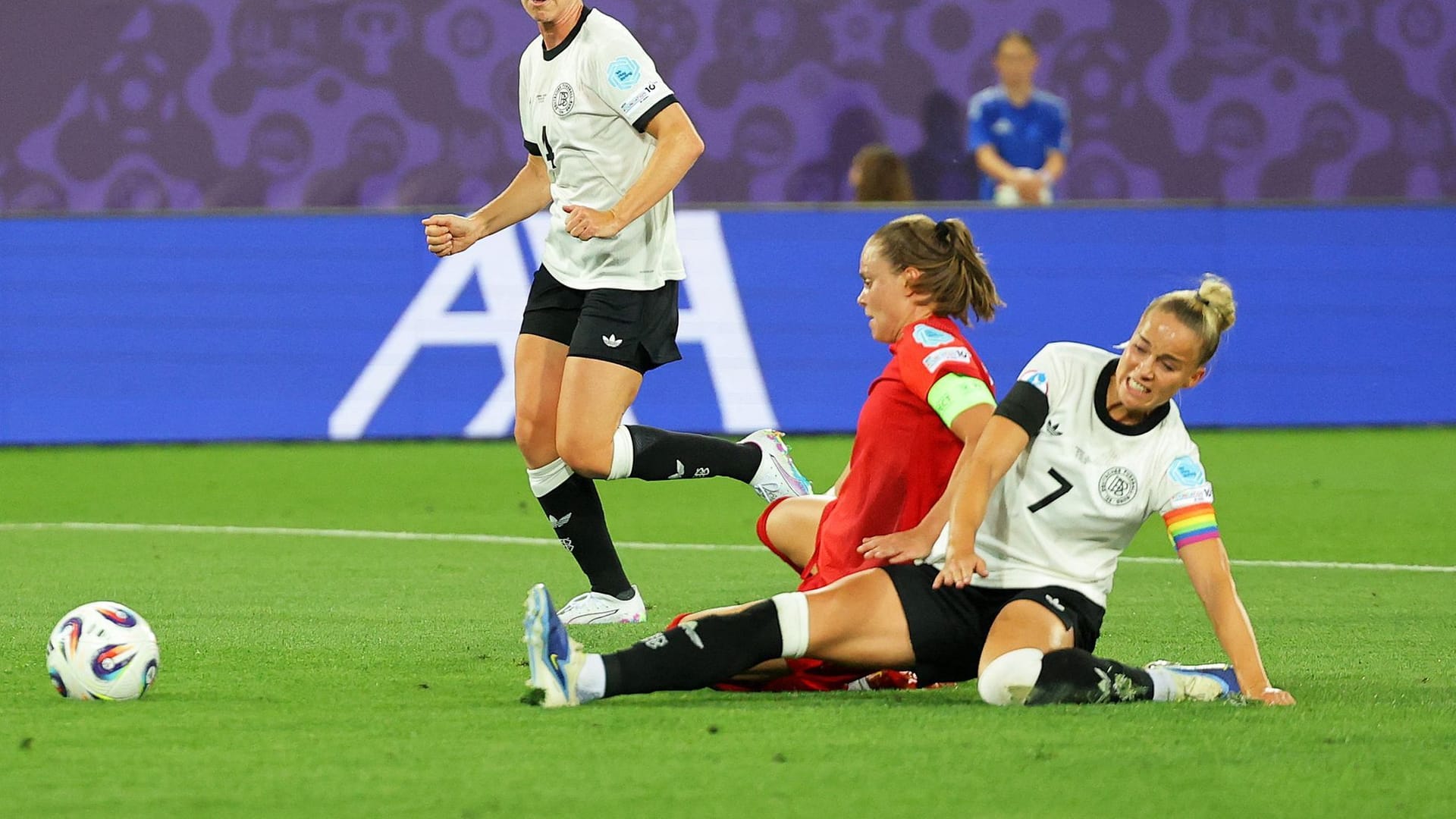 Giulia Gwinn (r., Nummer 7) bei dem entscheidenden Zweikampf gegen Polens Ewa Pajor.