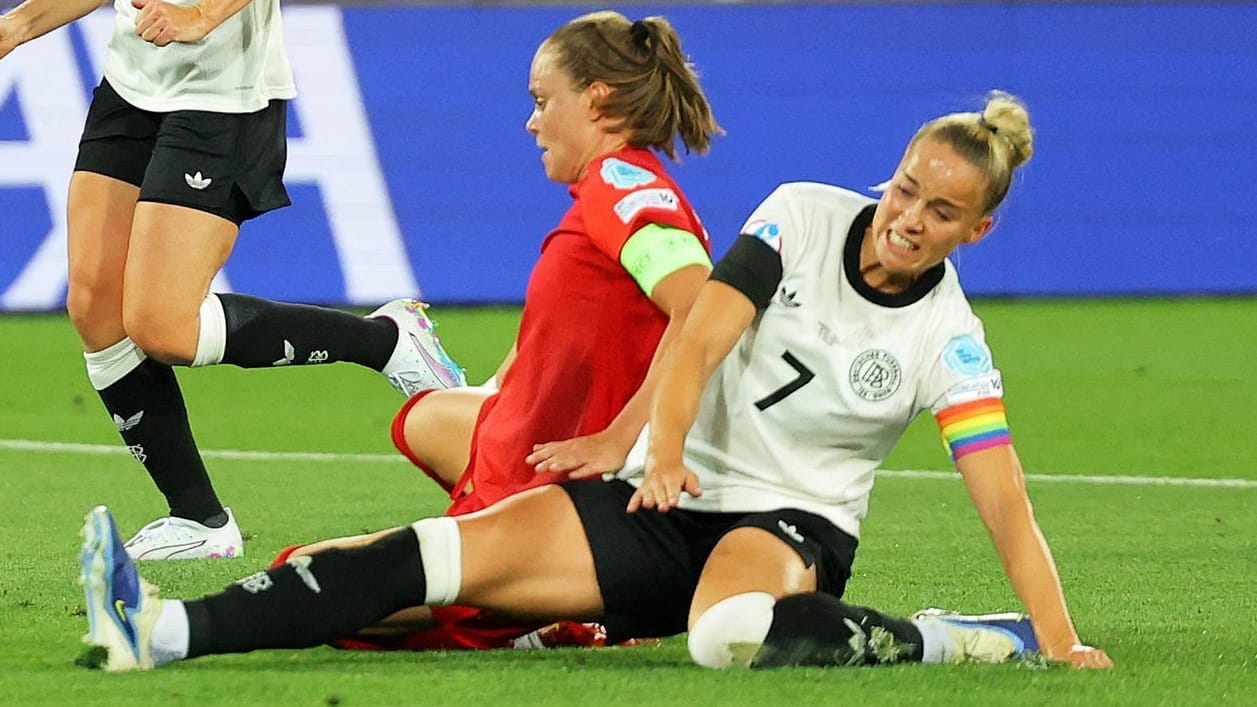 Giulia Gwinn (r., Nummer 7) bei dem entscheidenden Zweikampf gegen Polens Ewa Pajor.