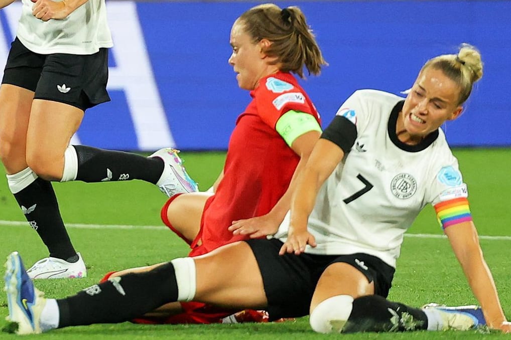 Giulia Gwinn (r., Nummer 7) bei dem entscheidenden Zweikampf gegen Polens Ewa Pajor.