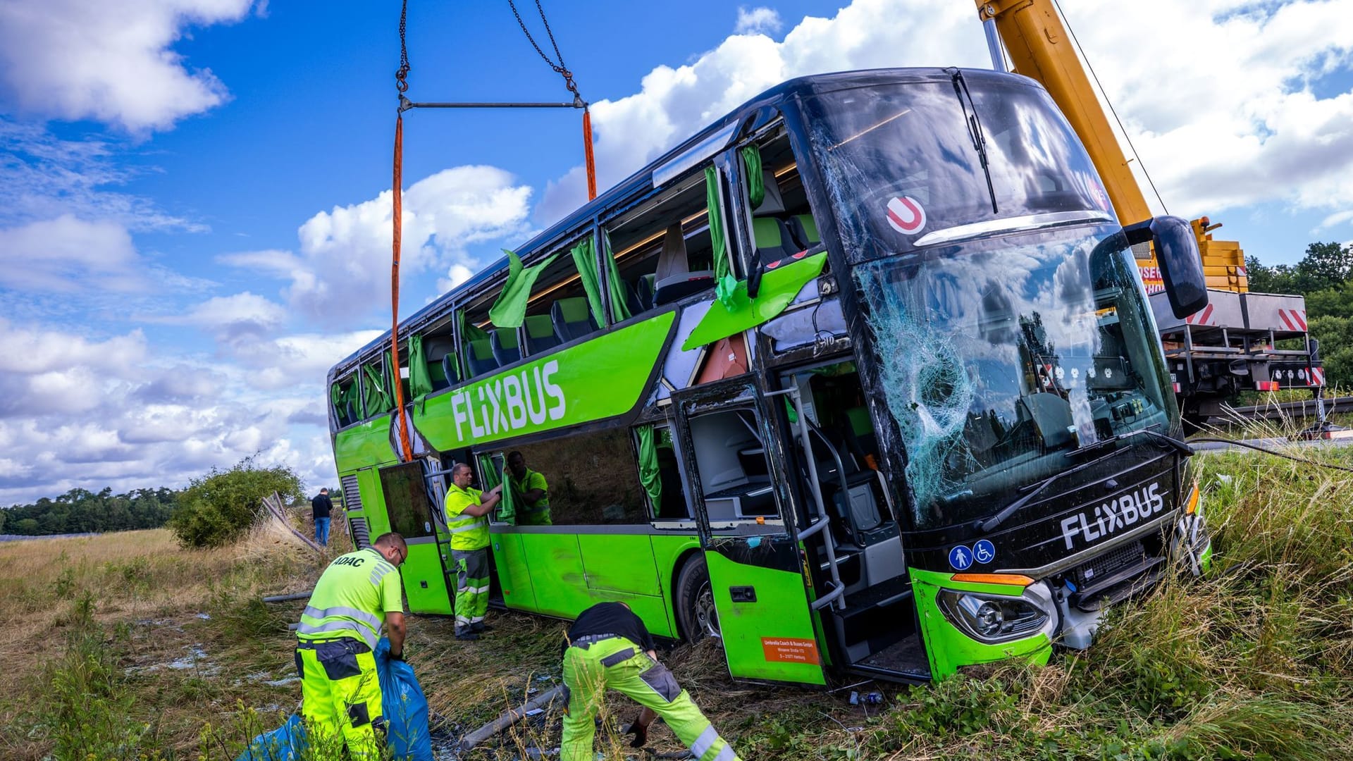 Flixbus auf A19 umgekippt - Menschen verletzt