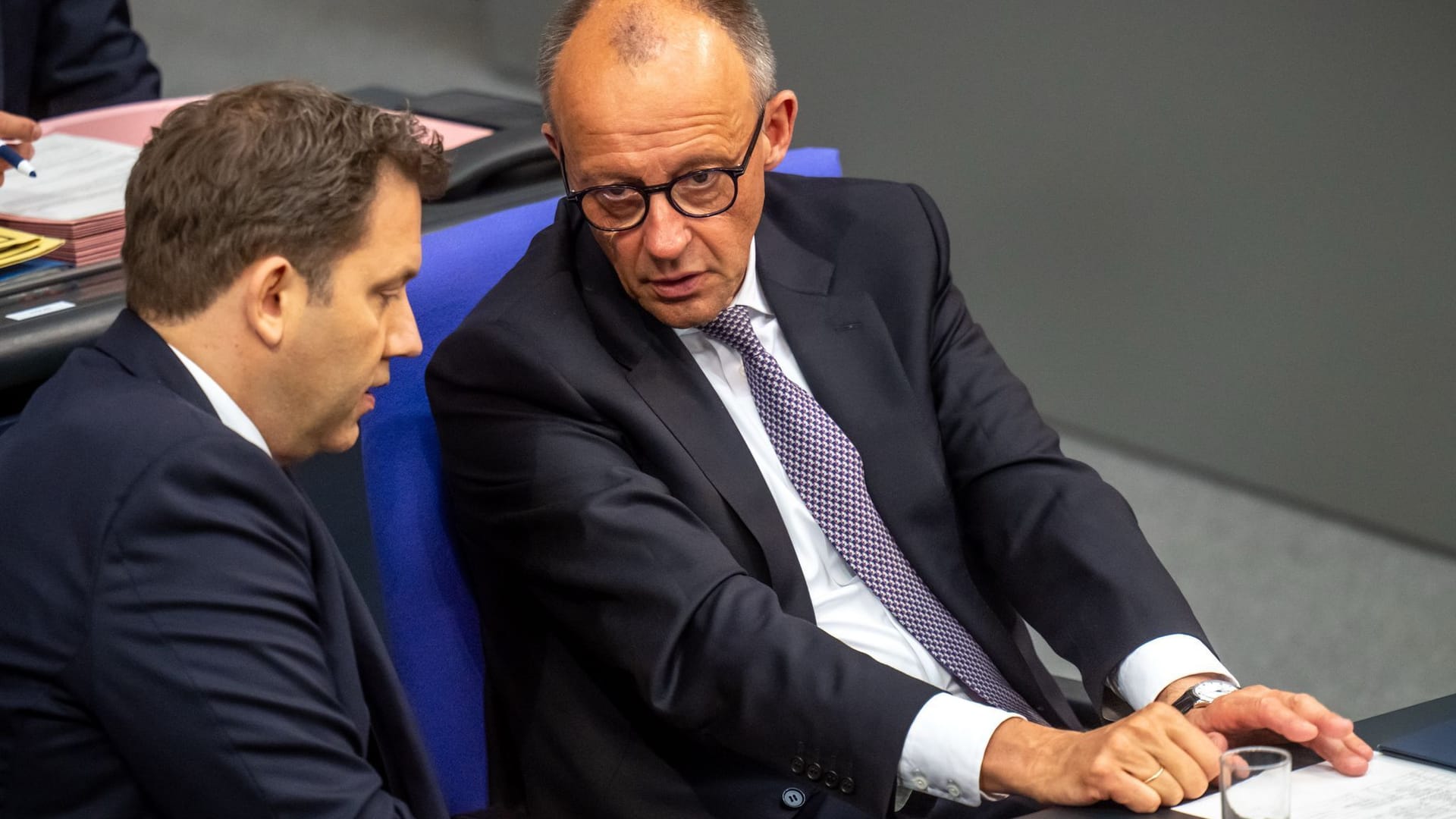 Kanzler Merz (rechts) und Finanzminister Klingbeil investieren zig Milliarden Euro.