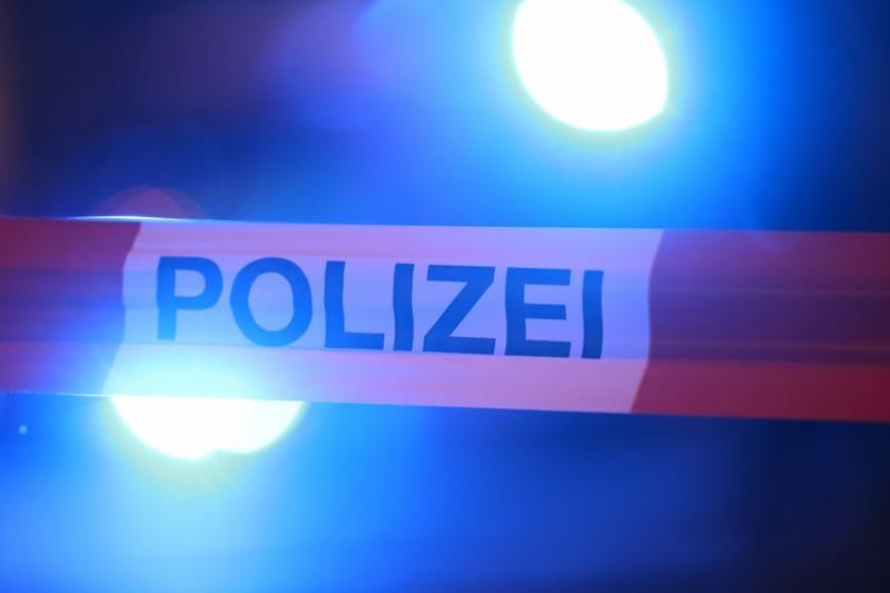 Blaulichter leuchten hinter einem Absperrband der Polizei: Der junge Mann kam gegen 20.30 Uhr zur Polizei Gelsenkirchen.