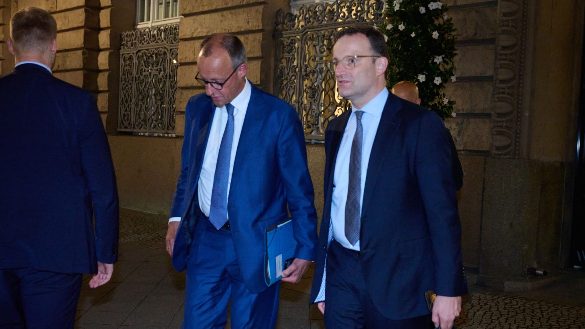 Bundeskanzler Friedrich Merz und Unionsfraktionsvorsitzender Jens Spahn vor der gescheiterten Wahl dreier Bundesverfassungsrichter: Die SPD will den Druck weiter erhöhen.