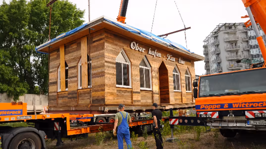 Die "Oberhafenkantine – Replika" auf ihrem Weg in die deutsche Hauptstadt.