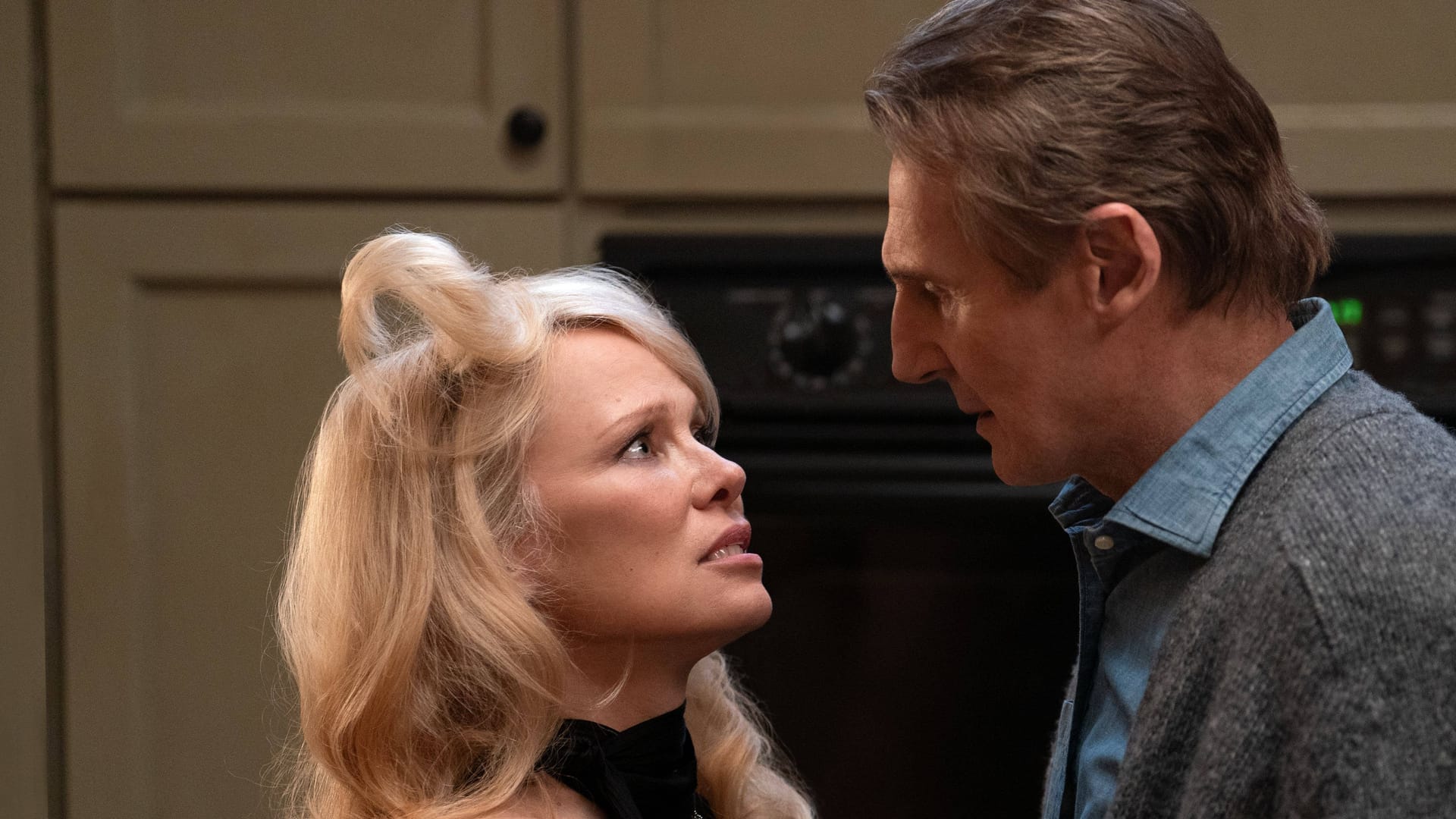 Pamela Anderson und Liam Neeson: Sie spielen in der Neuauflage von "Die nackte Kanone" mit. Pamela Anderson und Liam Neeson: Sie spielen in der Neuauflage von "Die nackte Kanone" mit.